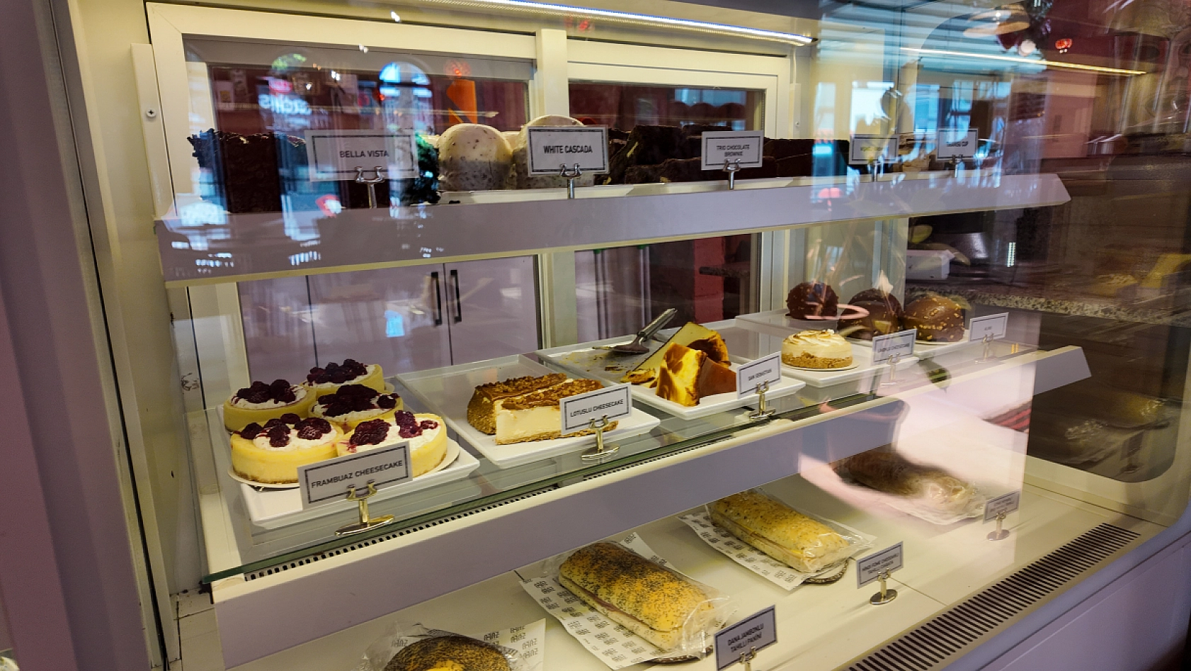 Zulu Cafe ile kırmızı konsept tuttu: Elazığlıların yeni buluşma noktası