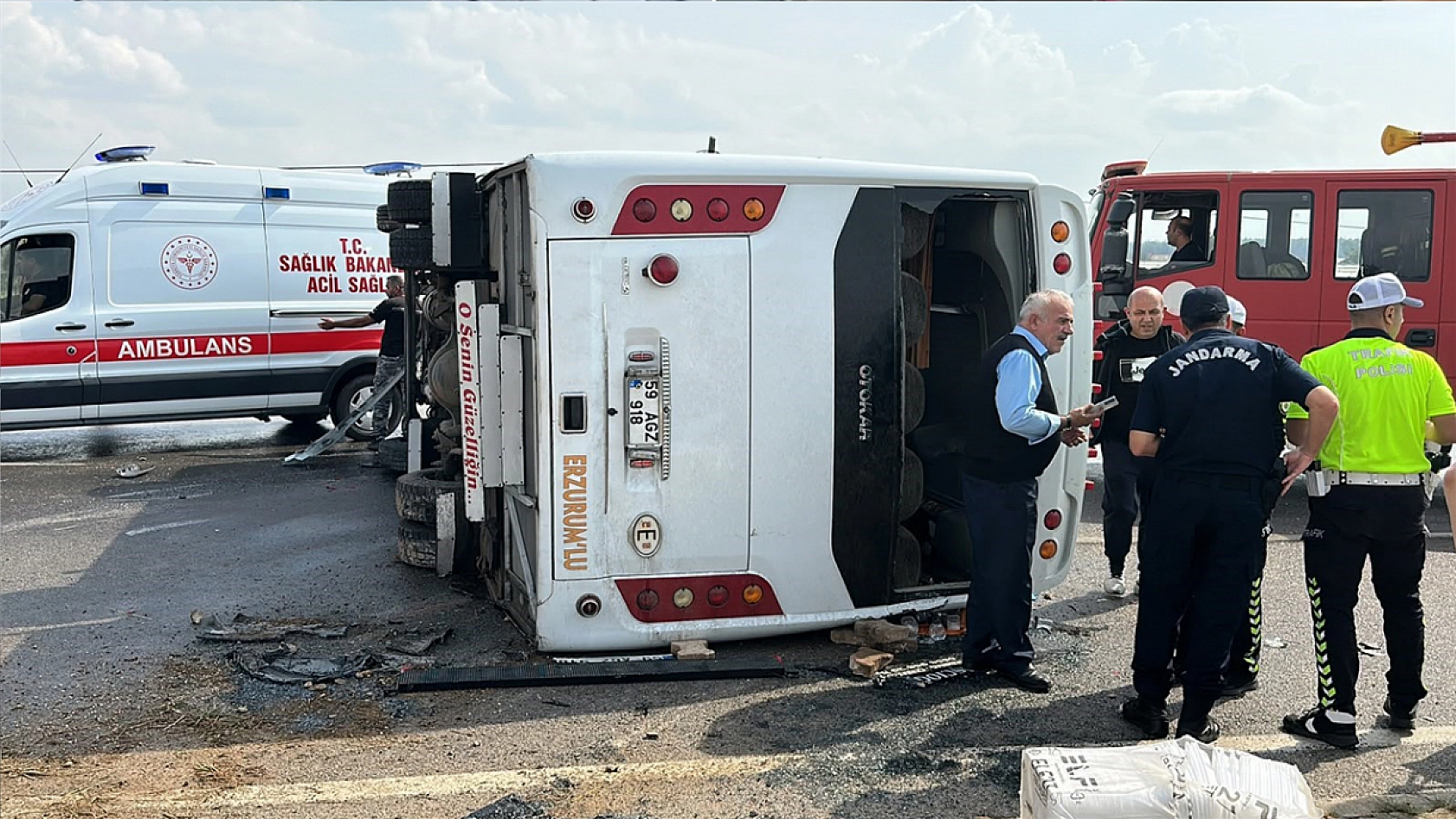 Otoyolda midibüs devrildi: 1'i ağır 18 kişi yaralandı