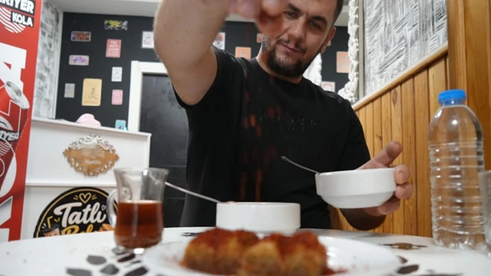 Çayına bile pul biber atıyor! Acısız günü yok