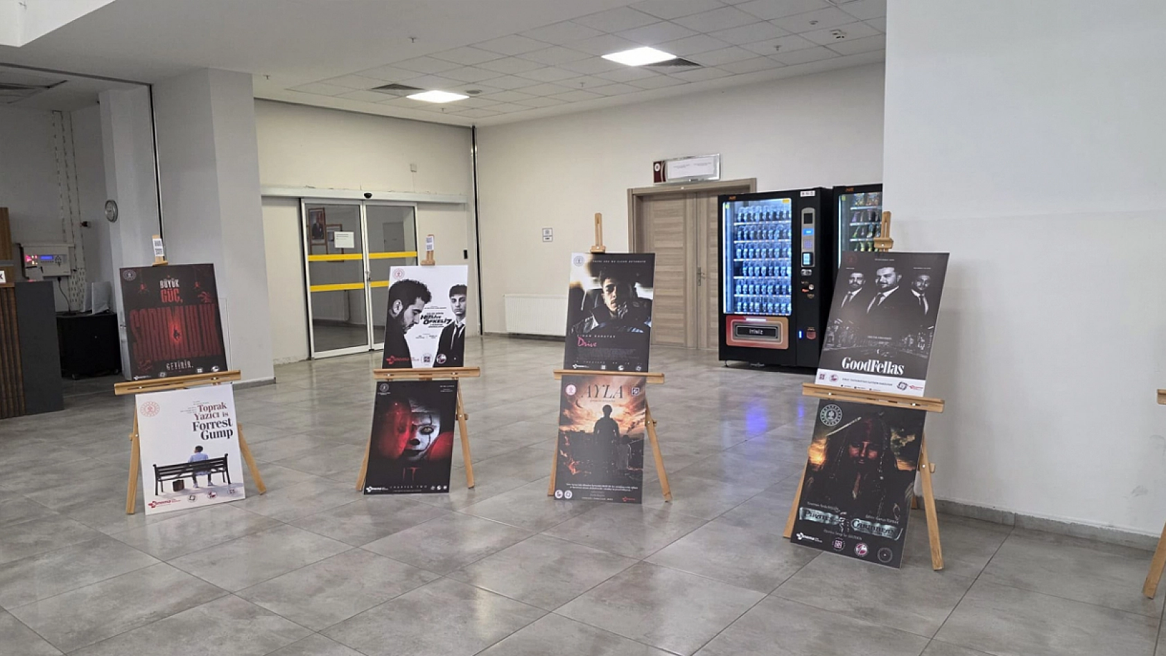 Fırat Üniversitesi'nde 'perdenin ötesinde' sergisi kapılarını açtı