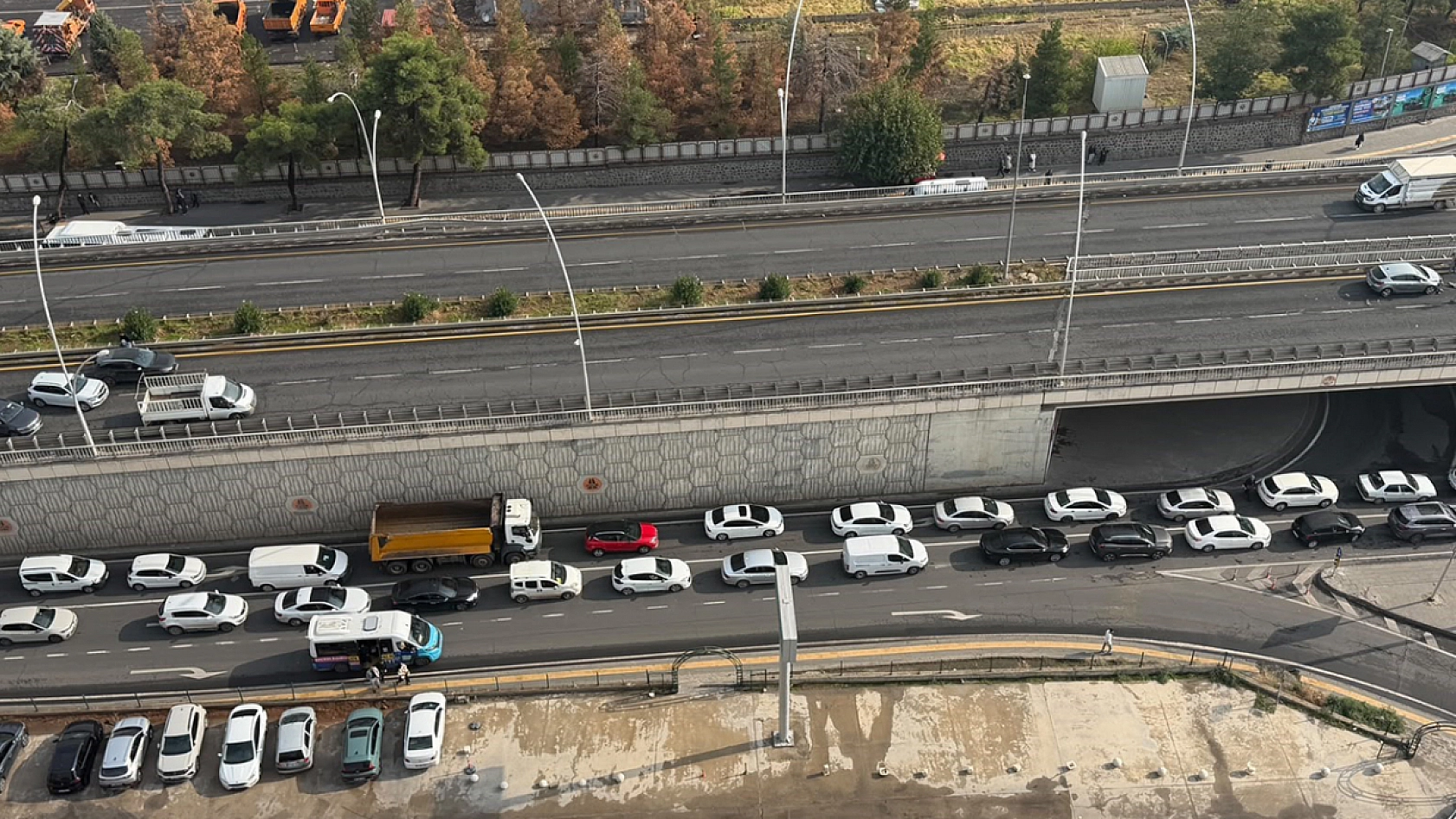 Aynı güzergahta peş peşe 2 kaza: 4 otomobil çarpıştı
