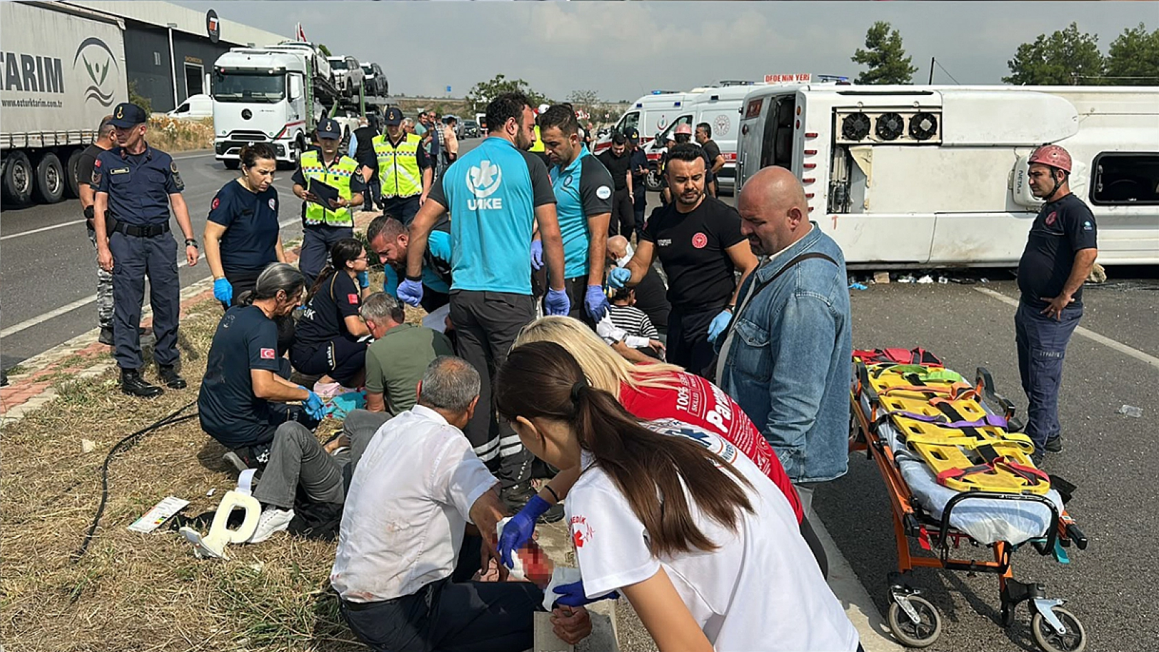 Otoyolda midibüs devrildi: 1'i ağır 17 kişi yaralandı