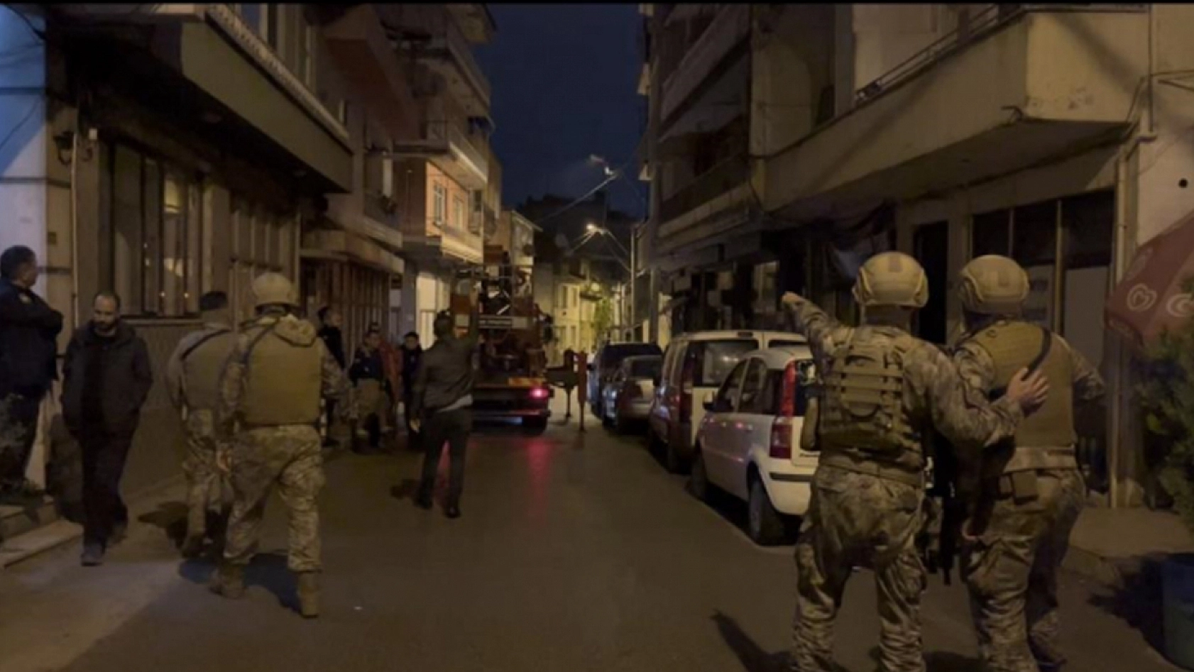Annesini saatlerce rehin aldı: Özel harekat devreye girdi