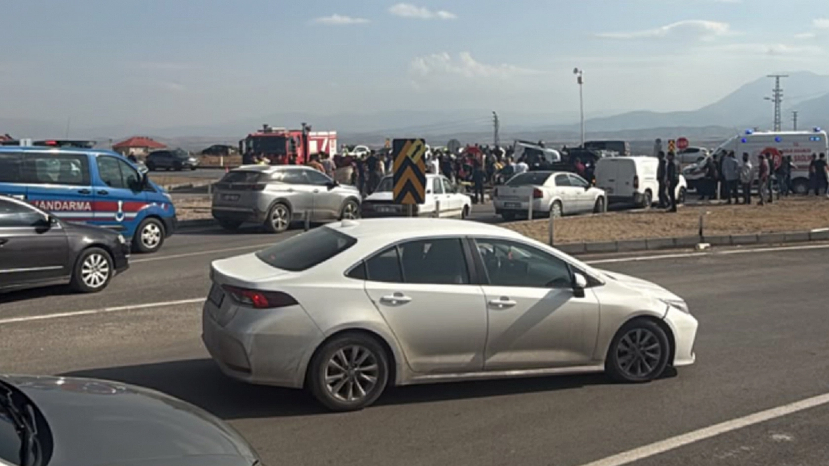 MHP heyetinin konvoyunda kaza: 1 Ölü, 4 yaralı