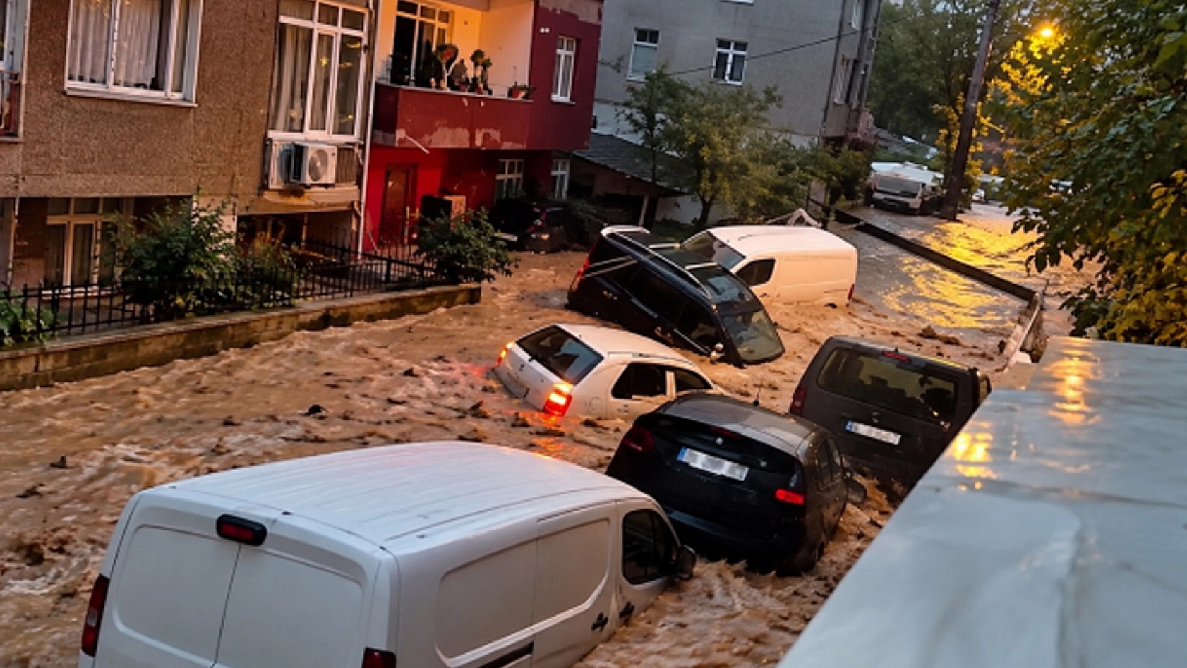 O şehirde sel felaketi! Okullar tatil edildi