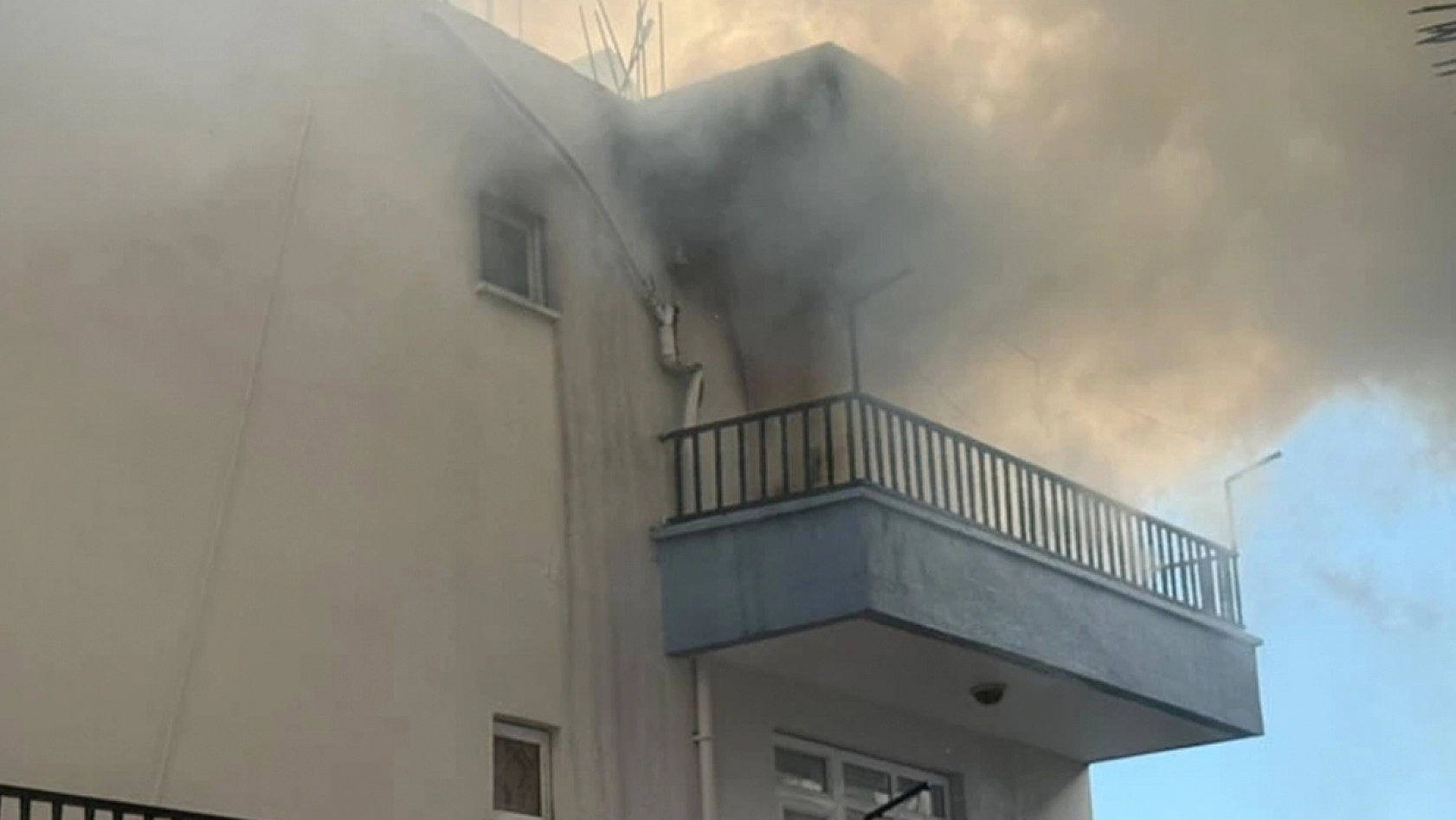 Evini ateşe verdi, kedileri komşusu kurtardı
