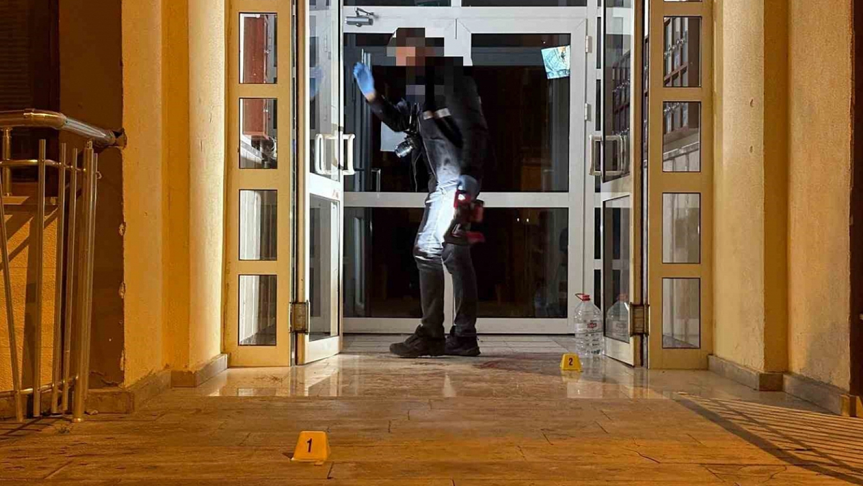 Önce kuryeyi, sonra öz annesini bıçakladı