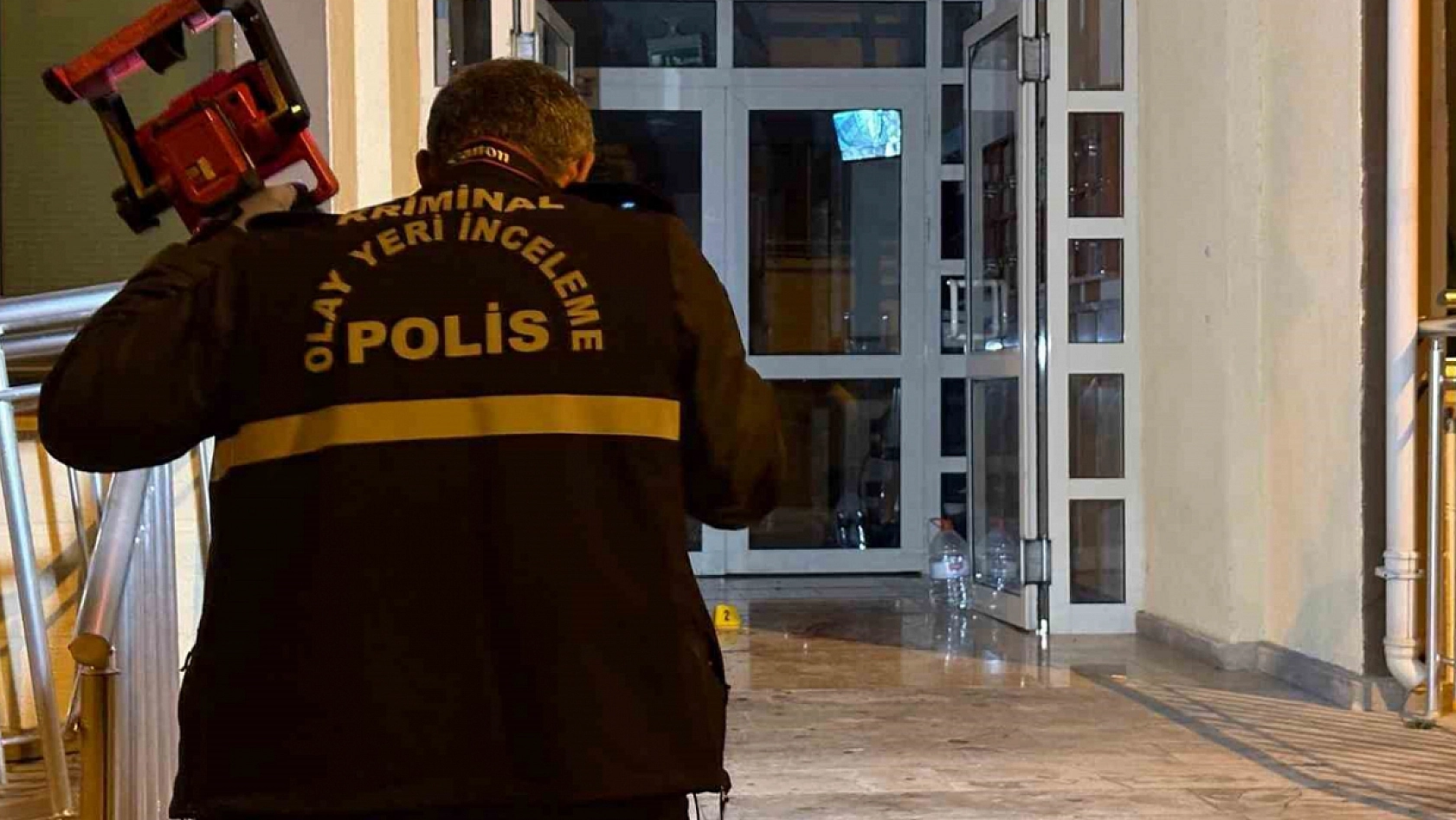 Önce kuryeyi, sonra öz annesini bıçakladı