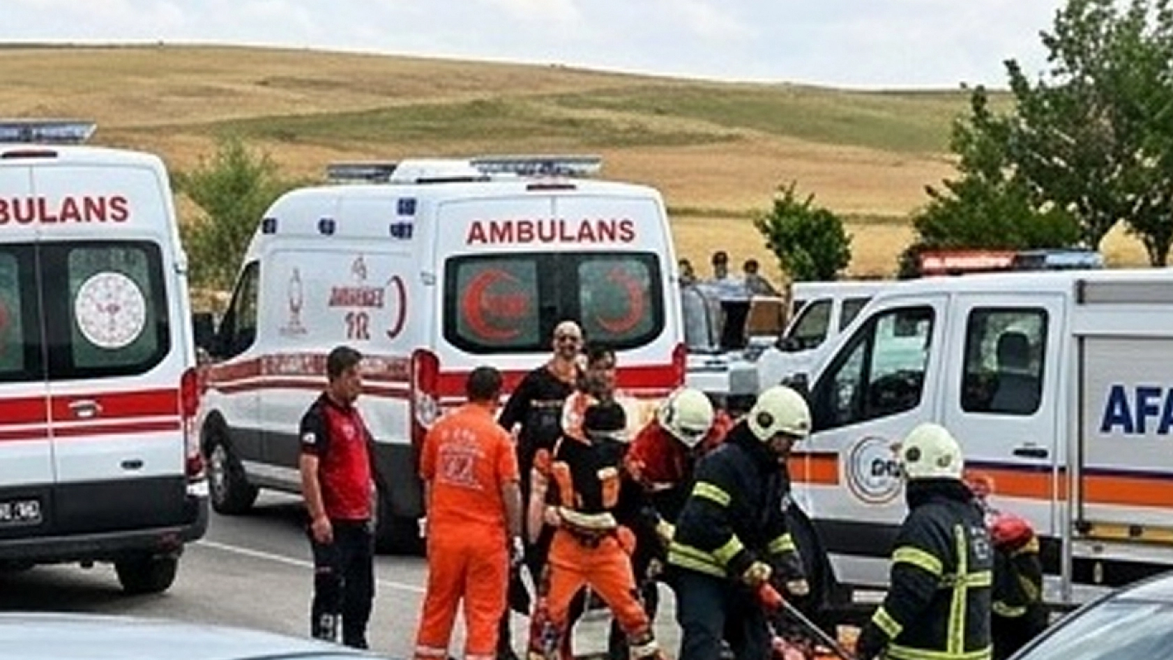 İki araç kafa kafaya çarpıştı: 4 kişi hayatını kaybetti