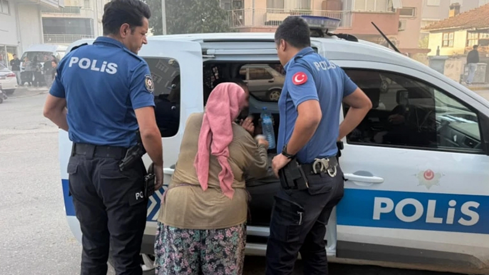 Evini ateşe verdi, kedileri komşusu kurtardı