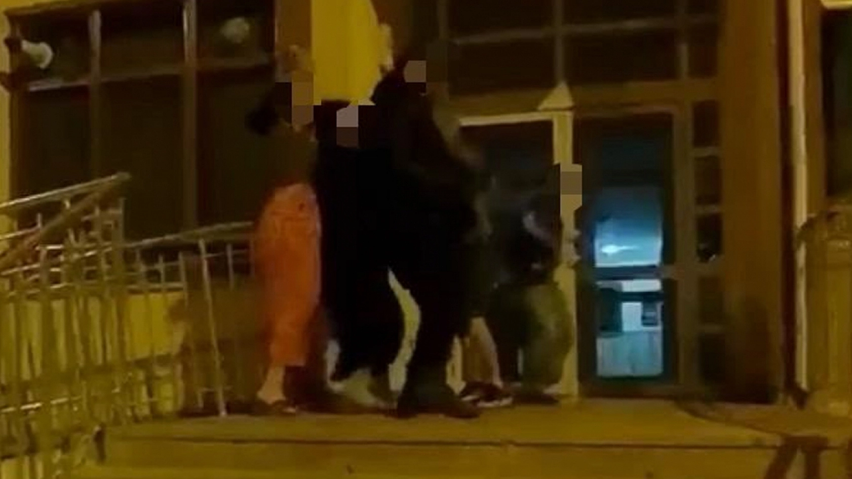 Önce kuryeyi, sonra öz annesini bıçakladı