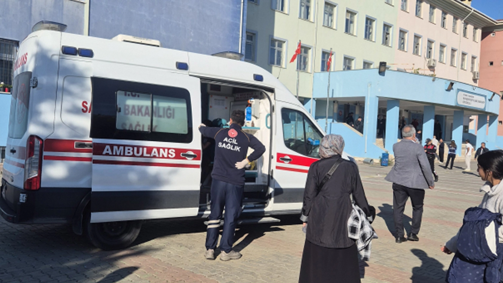 Okulda bıçaklı saldırı: 5 Kız öğrenci yaralandı