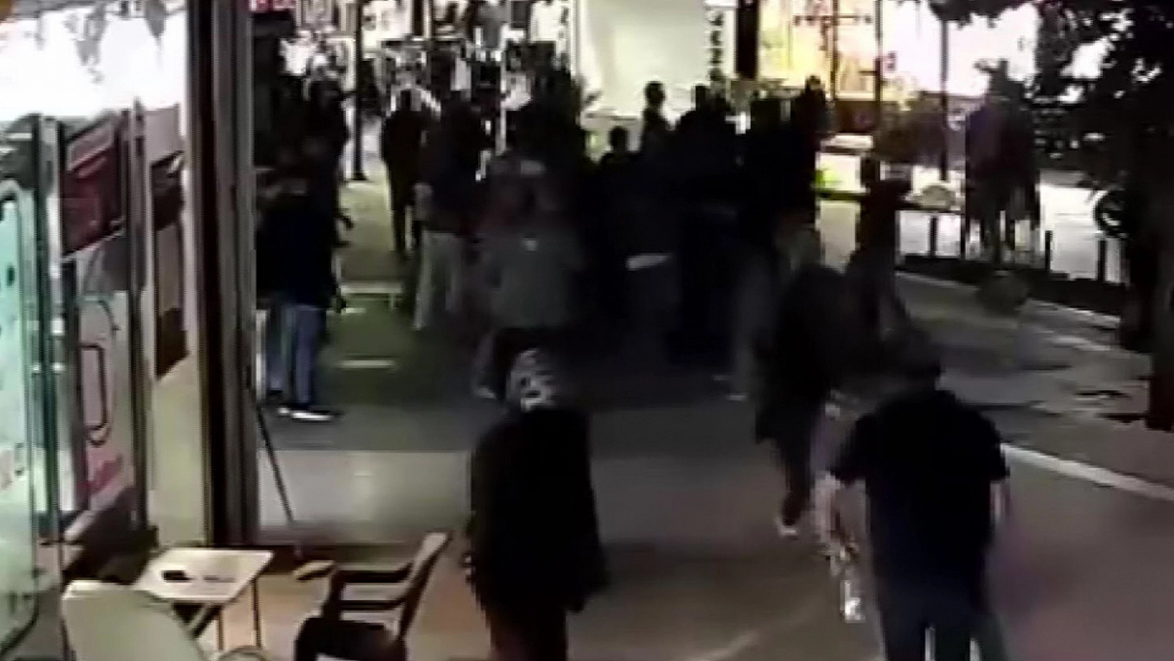 Anne ve kızı cadde ortasında darp edildi