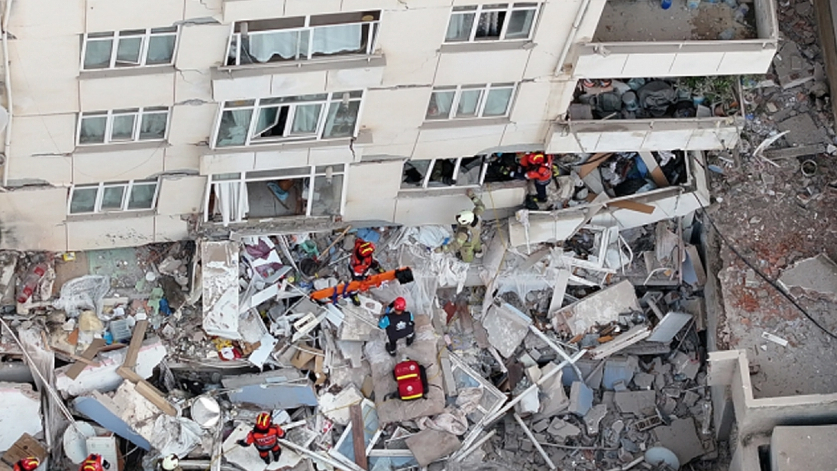 7 katlı binanın ilk 3 katı çöktü, 6 kişi enkaz altında