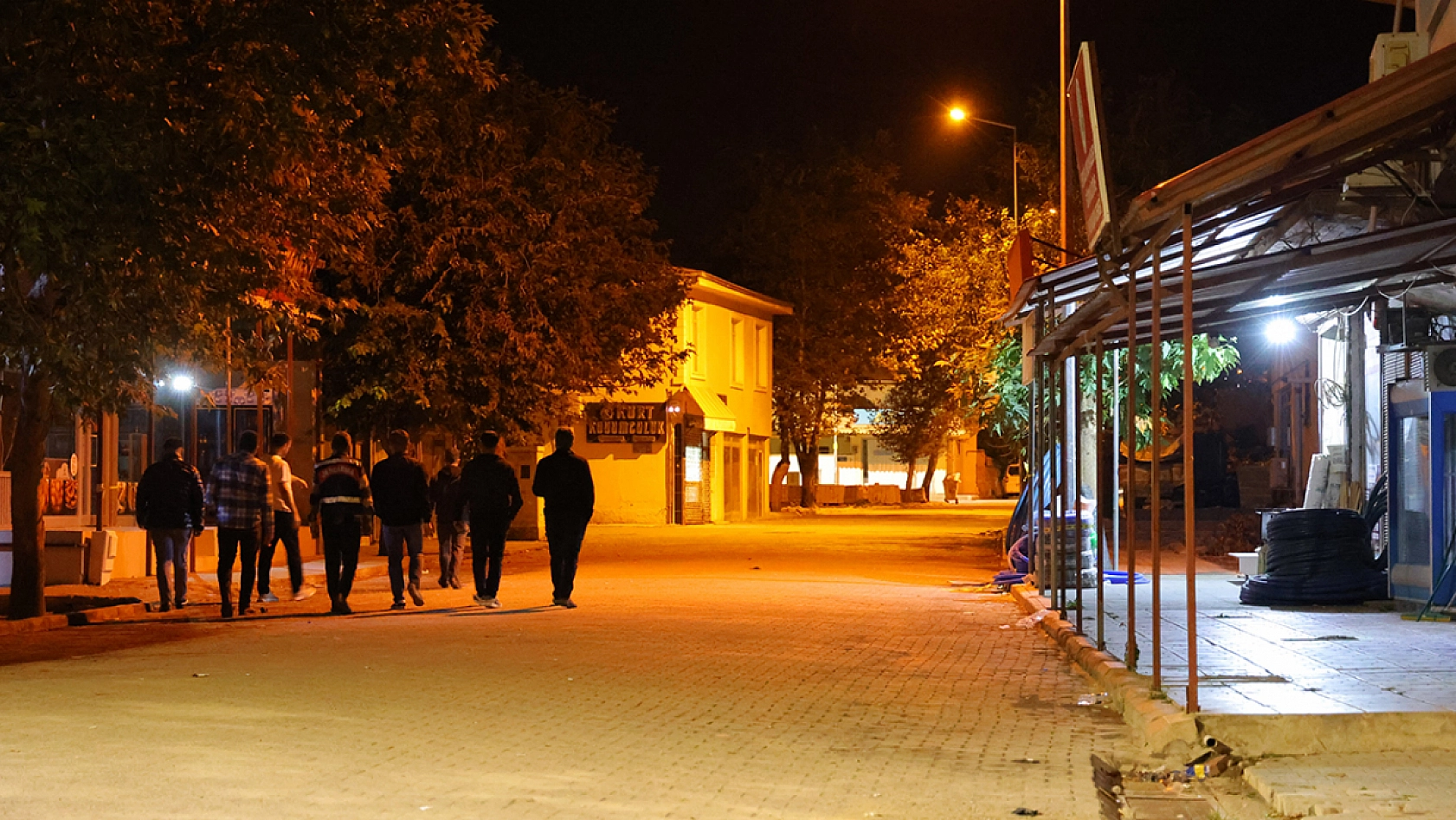 Kavgayı ayırmak isteyen polis memuru hayatını kaybetti