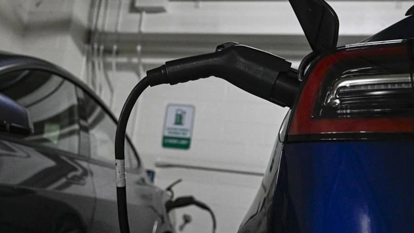 Elektrikli araçlara savunma sanayii tesislerine giriş yasağı getirildi