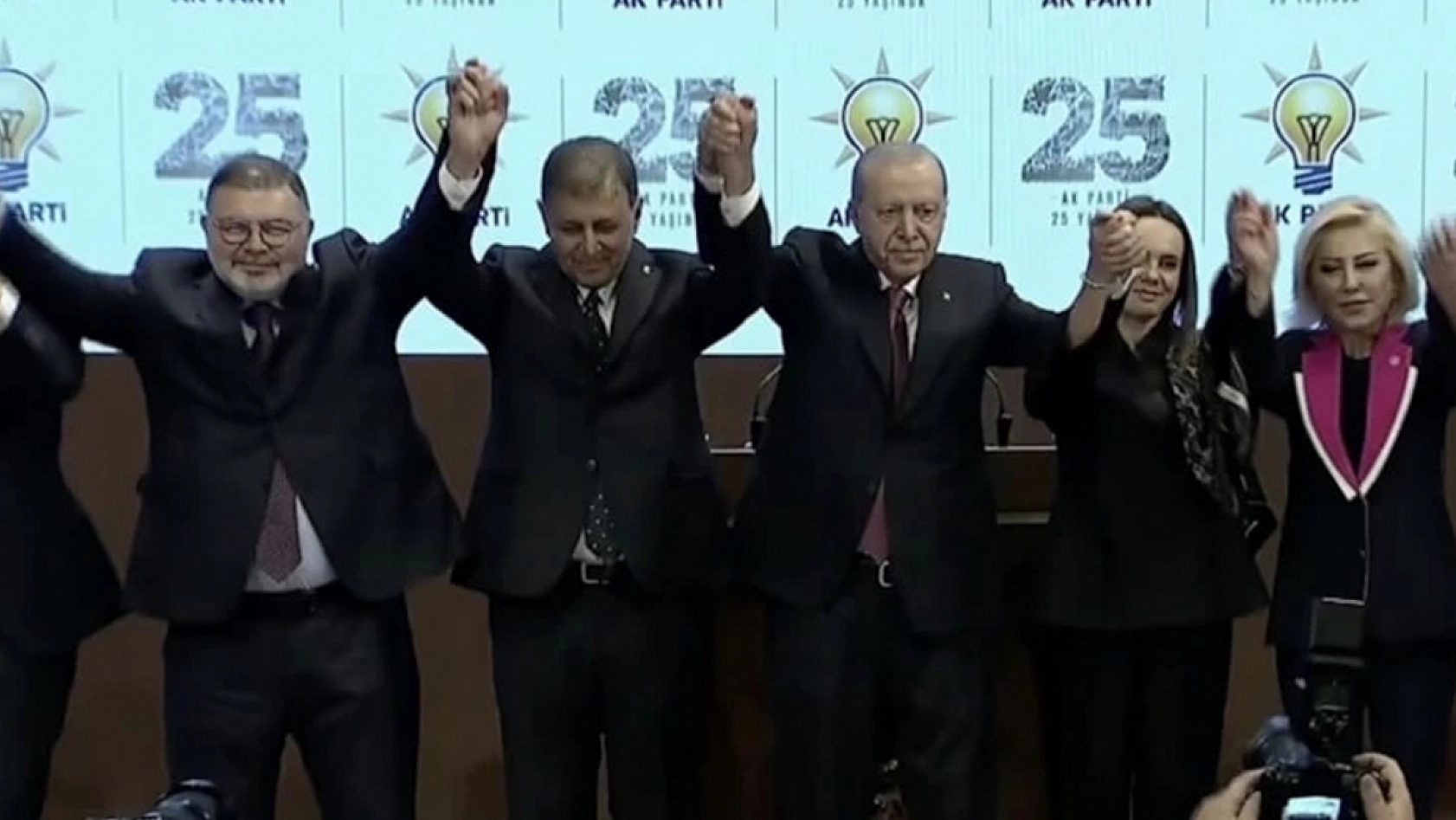 İzmir'de 27 yıl sonra tarihi değişim: Ak Parti'ye geçti