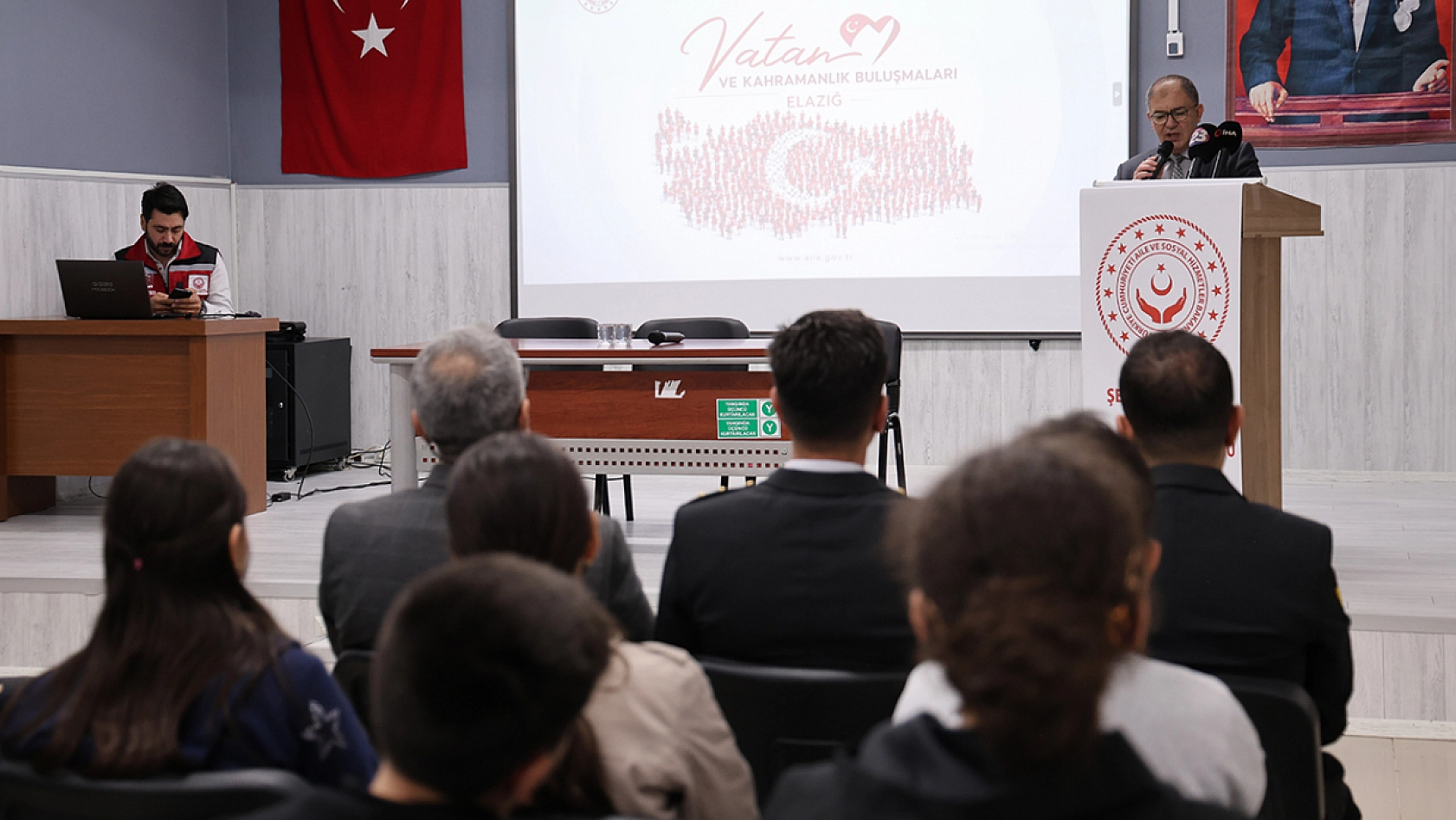 Elazığ'da gaziden şehit babasına örnek saygı