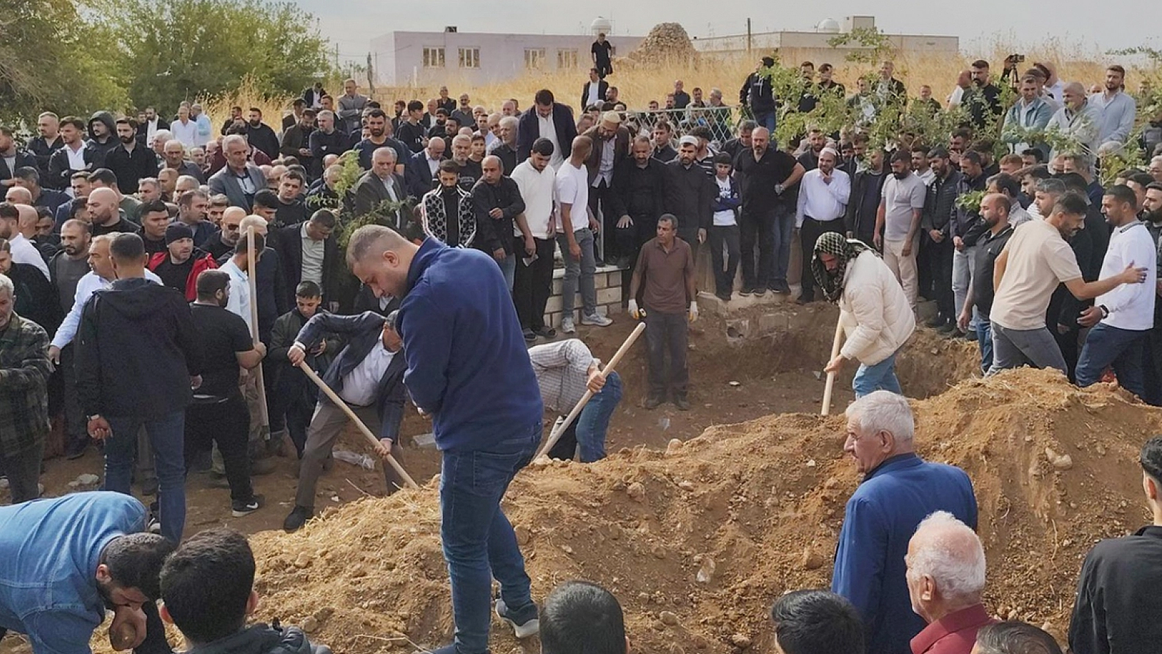 2 anne ve 4 çocuk yan yana toprağa verildi