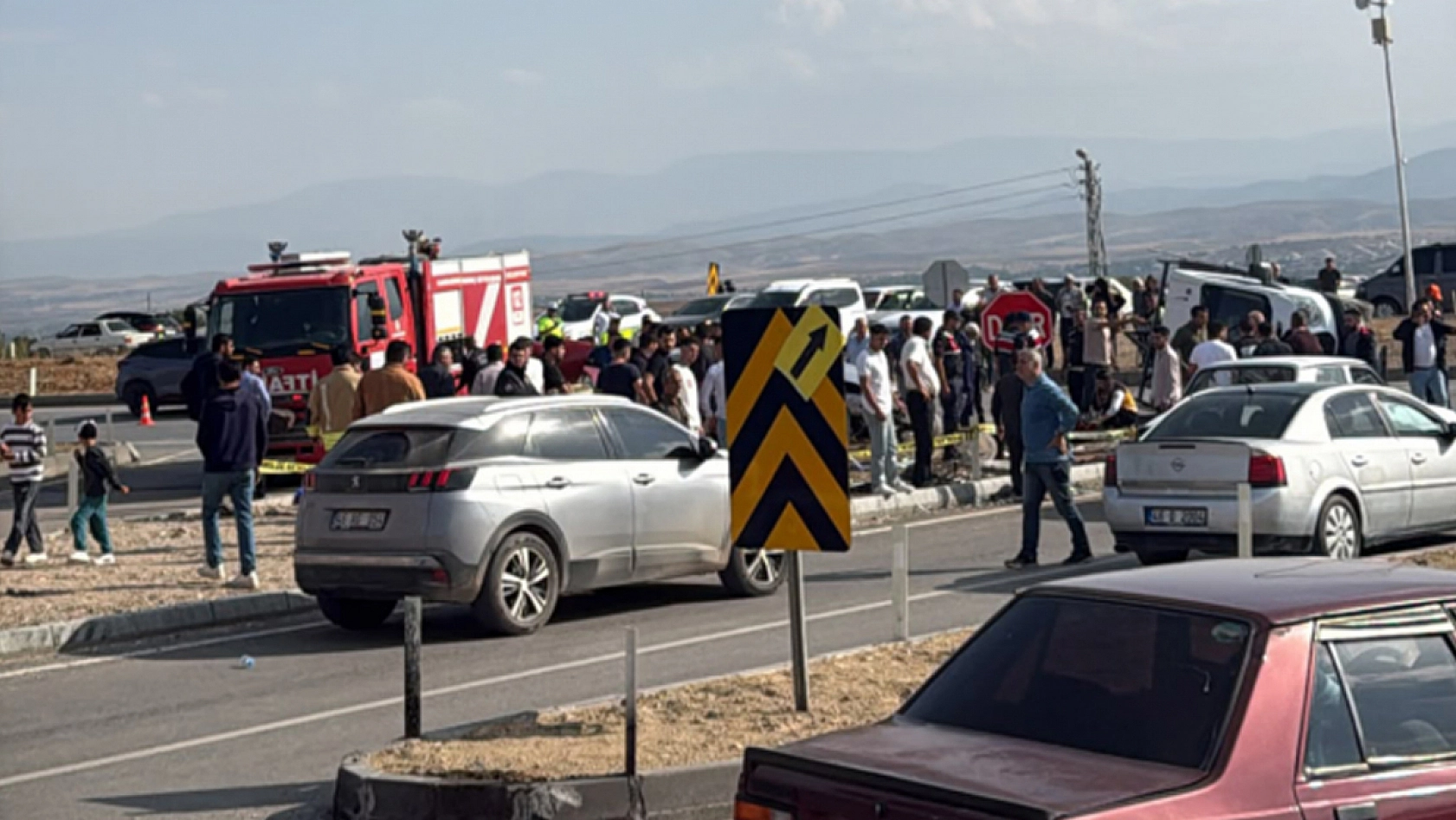 MHP heyetinin konvoyunda kaza: 1 Ölü, 4 yaralı