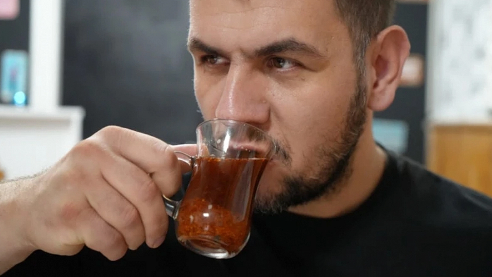 Çayına bile pul biber atıyor! Acısız günü yok