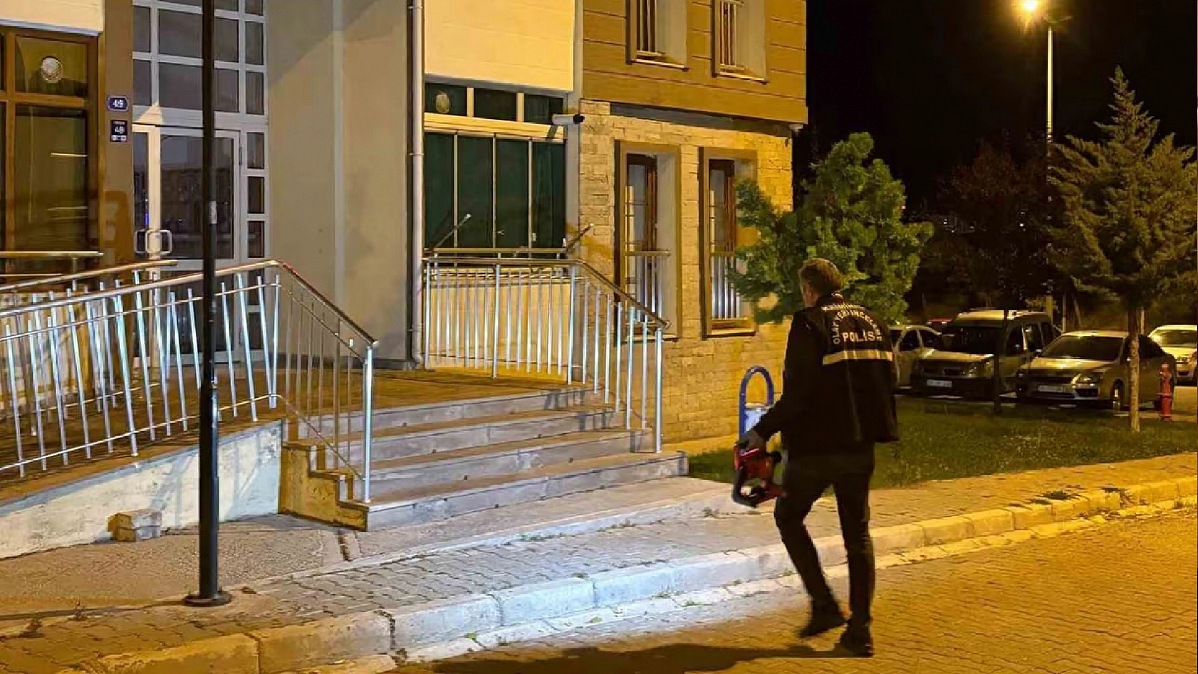Önce kuryeyi, sonra öz annesini bıçakladı