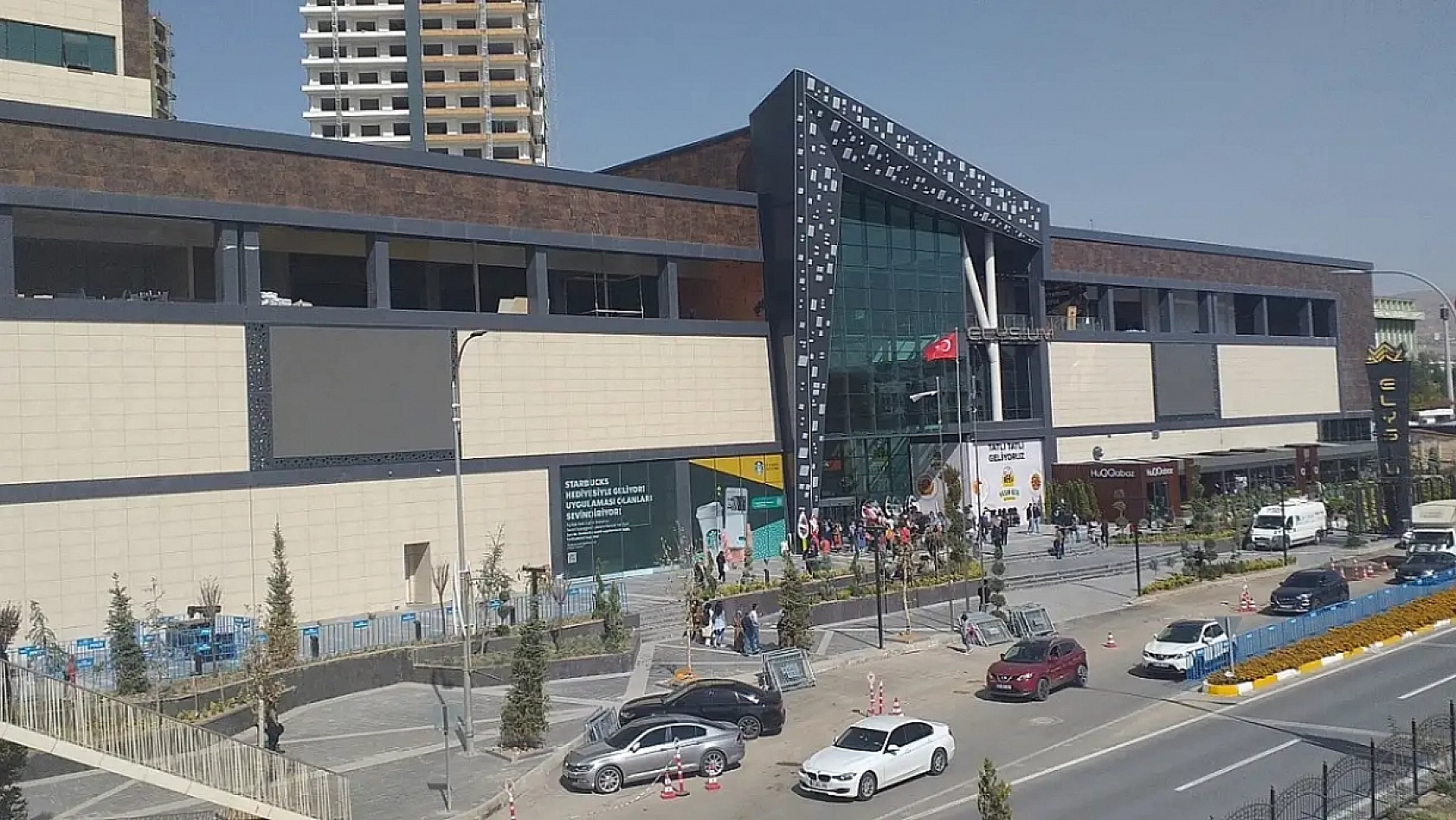 Elazığ'da Ulusal Bir Mağazanın Yaptığı Yüzde 70 İndirimi Duyan Gençler Kendilerini Kaybetti