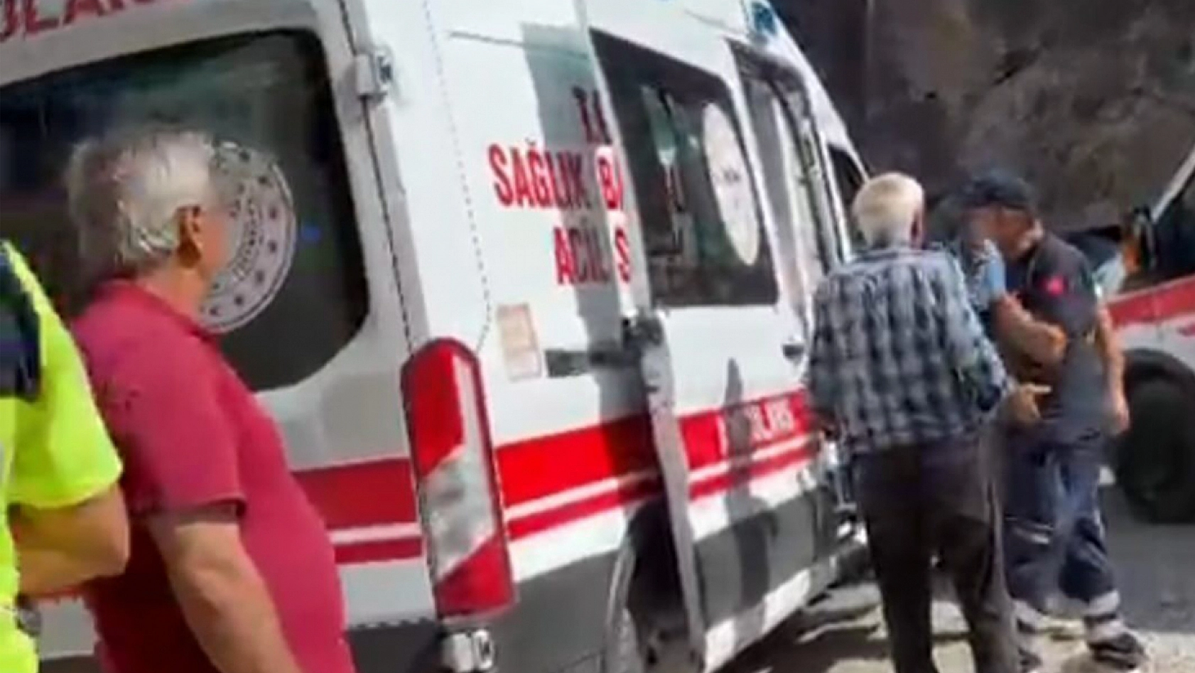 Feci kaza! hafif ticari araç köprüden dereye uçtu: 1 ölü, 1 yaralı
