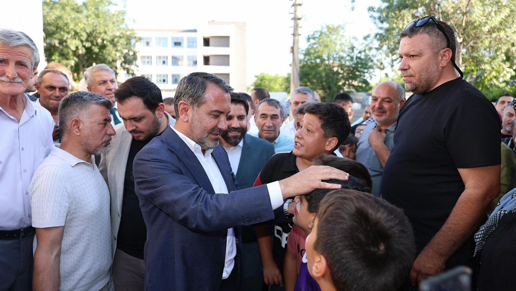 Şerifoğulları: 'Ayrım gözetmeden hizmet götürüyoruz'