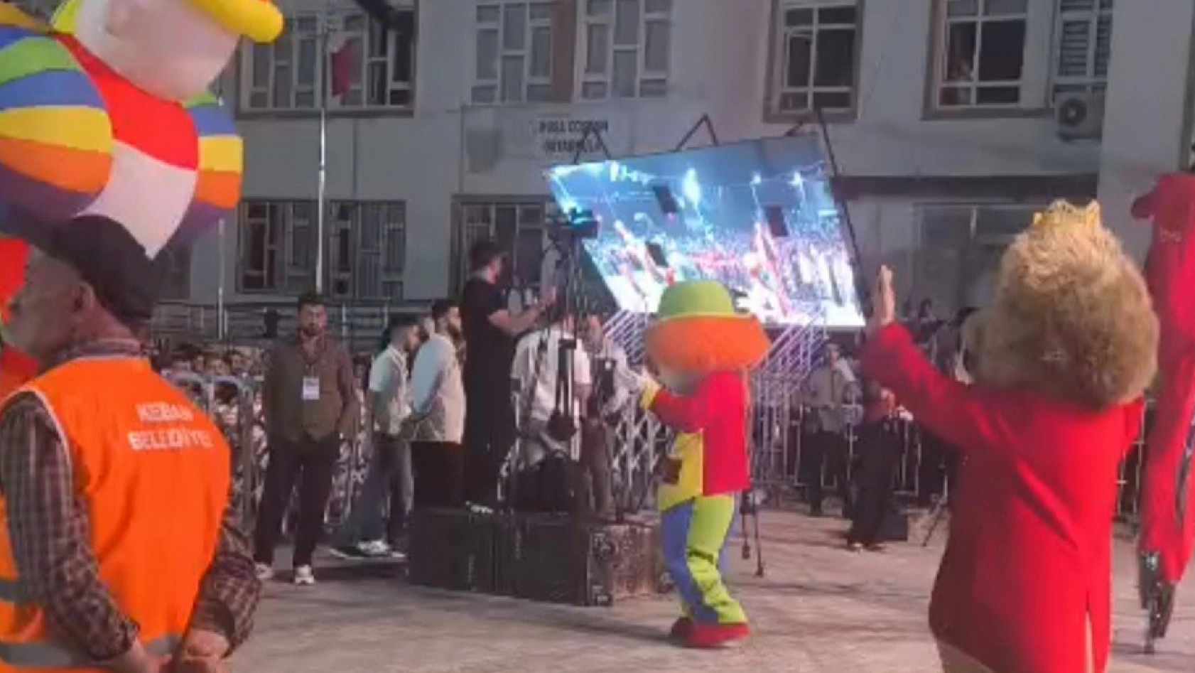 Keban Festivali'nde led ekran devrilme anı kamerada: 5 yaralı