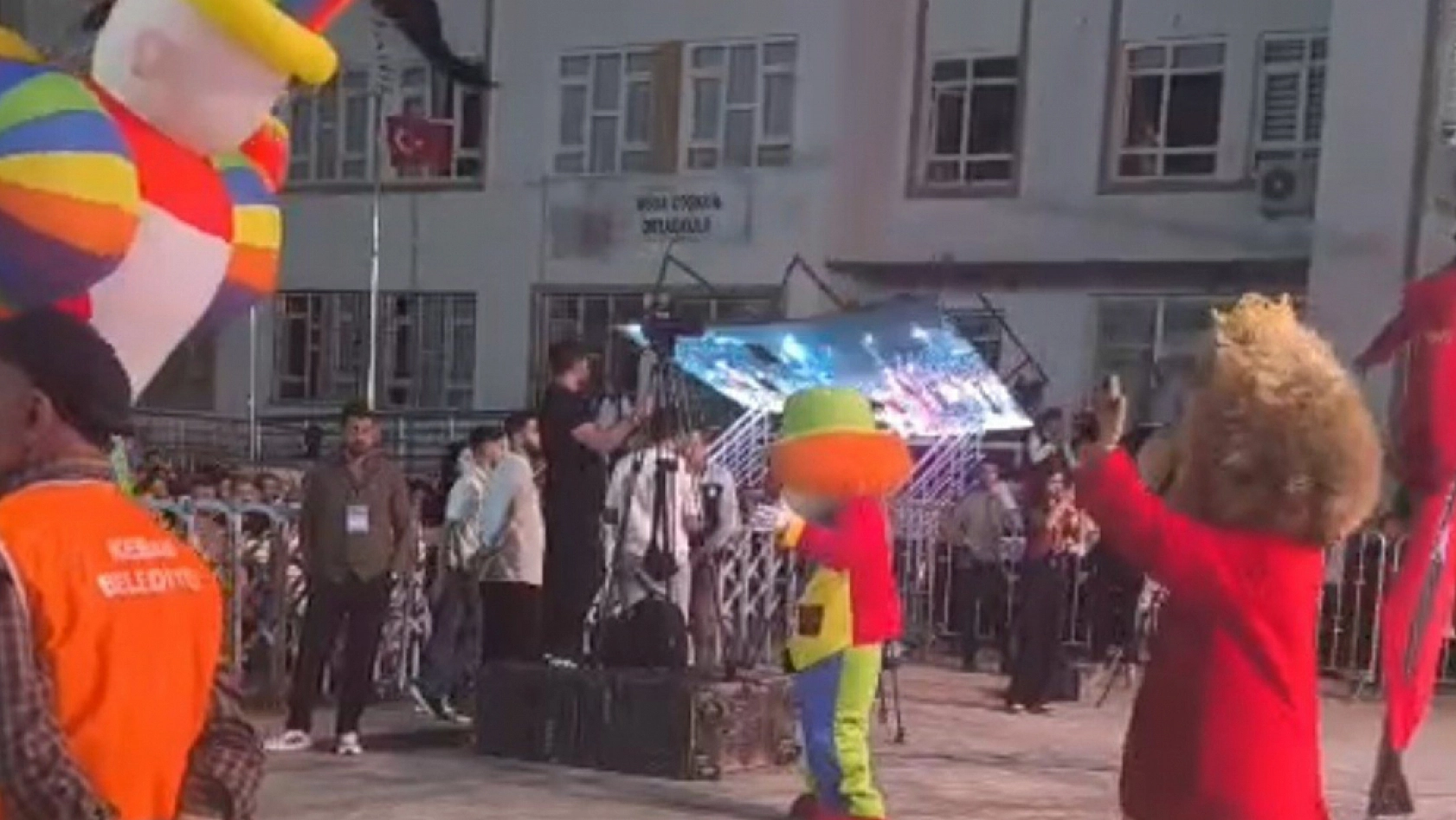 Keban Festivali'nde led ekran devrilme anı kamerada: 5 yaralı