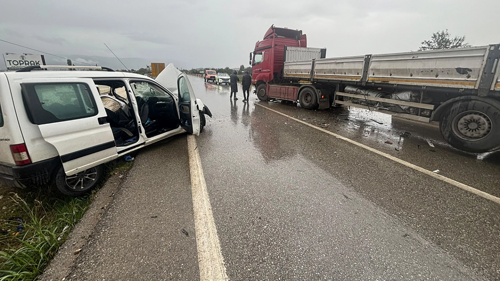 Feci çarpışma: tır ile kamyonet çarpıştı, 1 ölü 1 yaralı