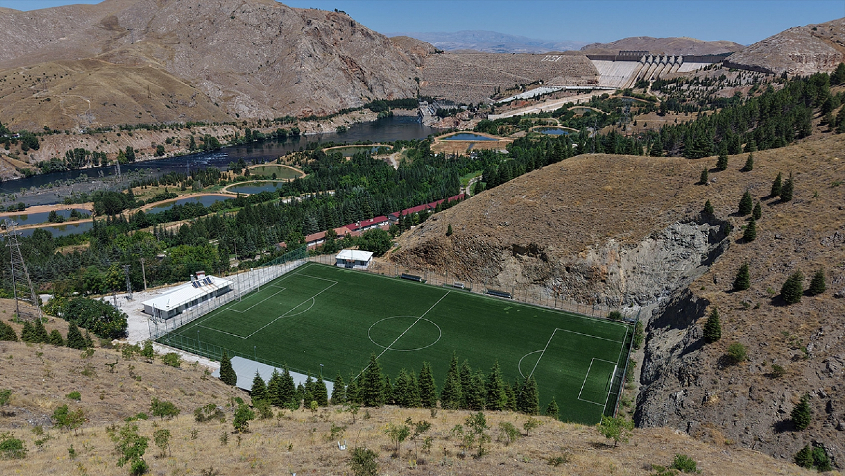 Keban'ın incisi Mehmetçik Stadyumu: Dağ yamacına kurulu, baraj manzaralı