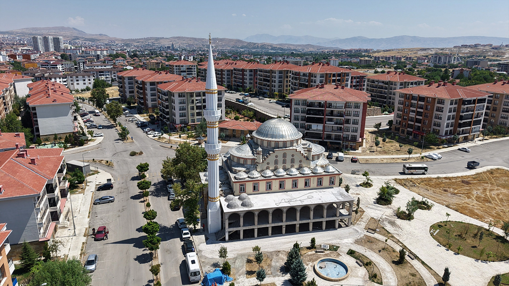 Elazığ'da yıldırımın yıktığı cami minaresi yeniden inşa edildi