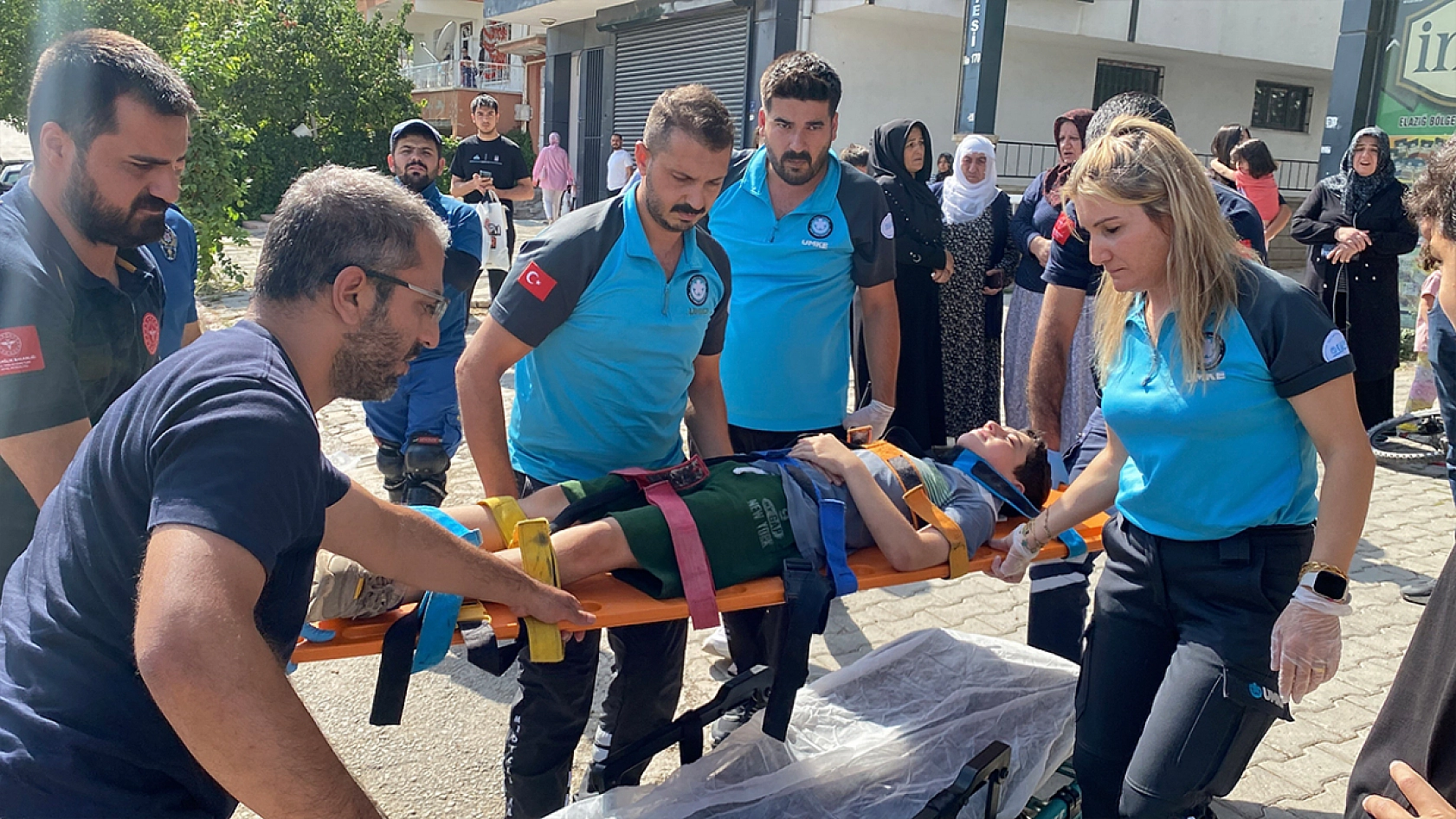 Elazığ'da bisiklet otomobile çarptı, 3 çocuk hastanelik oldu