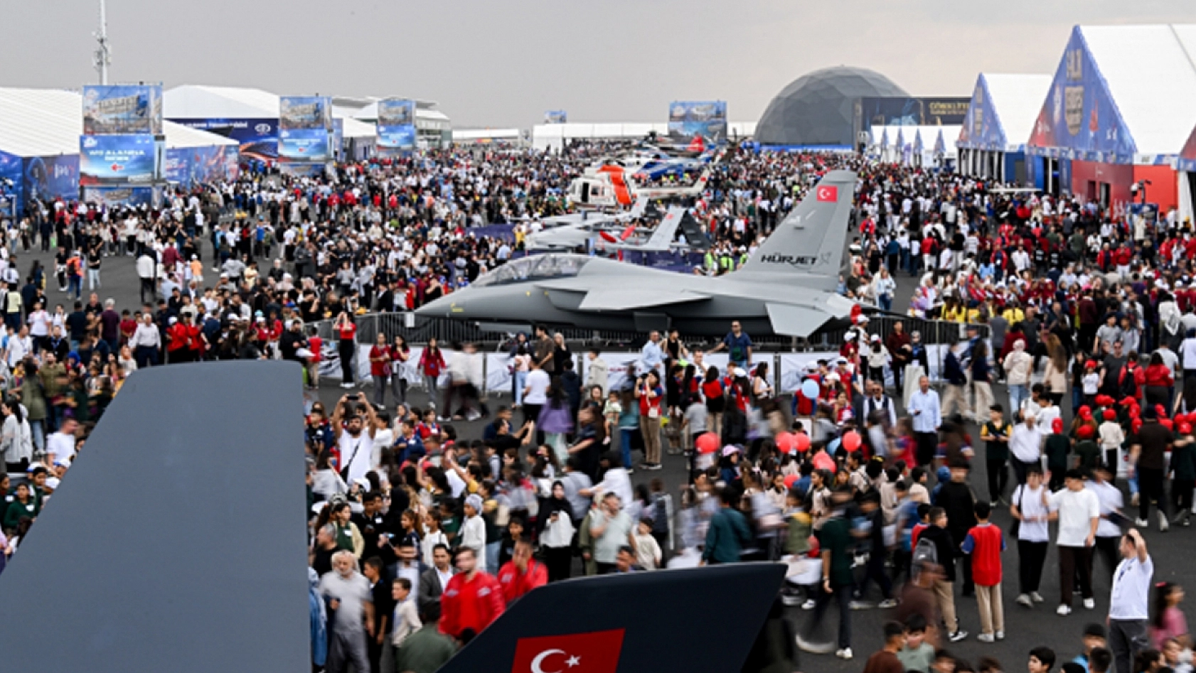 TEKNOFEST'te şaşırtan anlar: GÜRZ'ün önünde ellerini açıp dua etti
