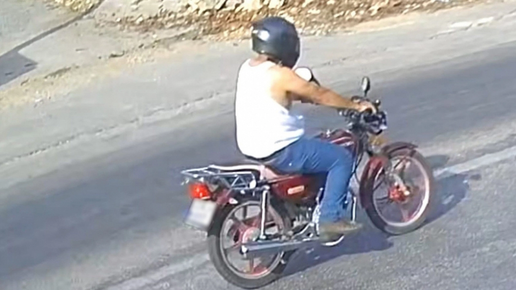 Yaşlı adamın boynunu kırmaya çalışıp kafasını tekmeledi