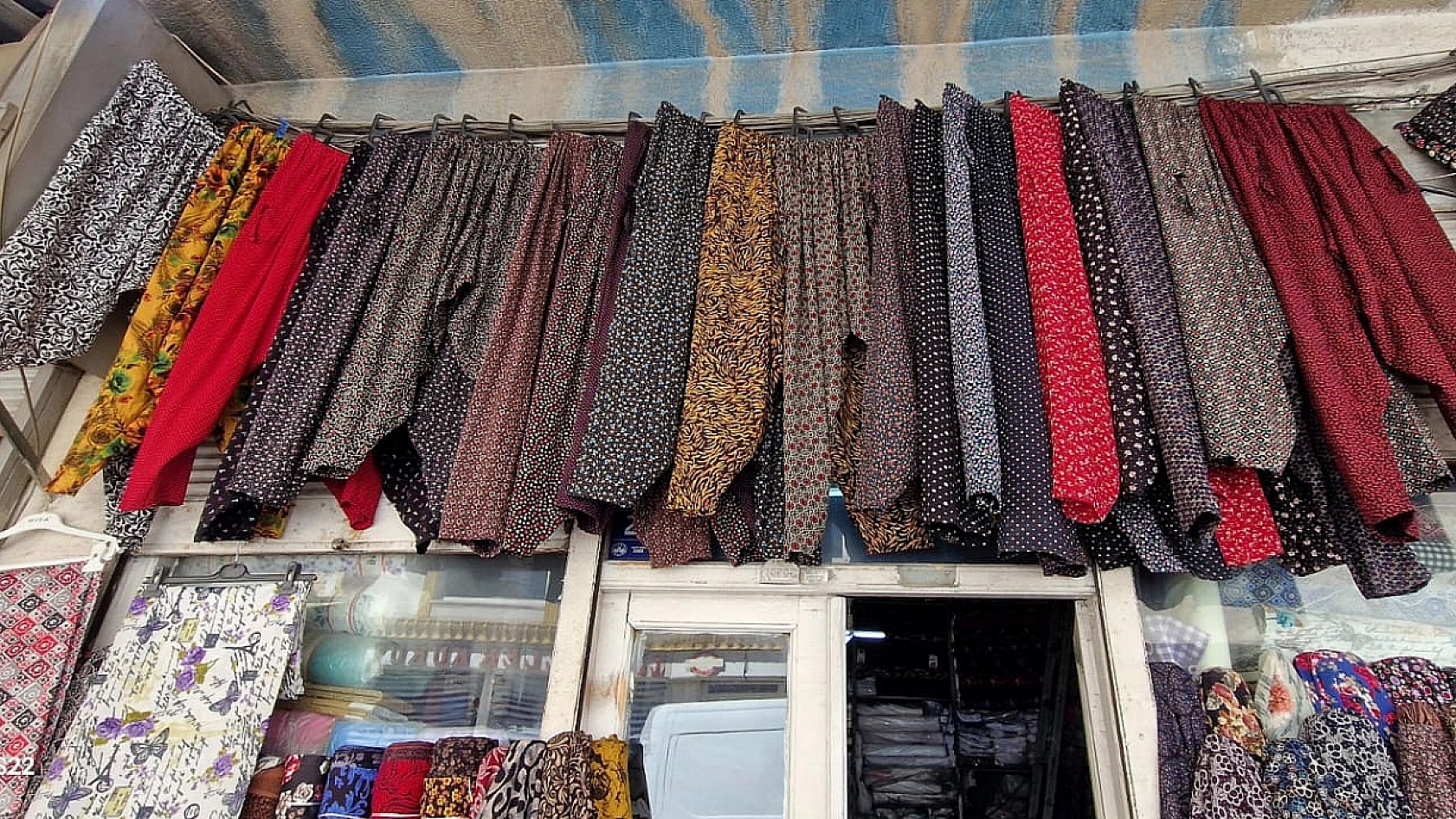 Elazığ'da esnaf dert yandı: 'Sanatkar yok, terzi yok'