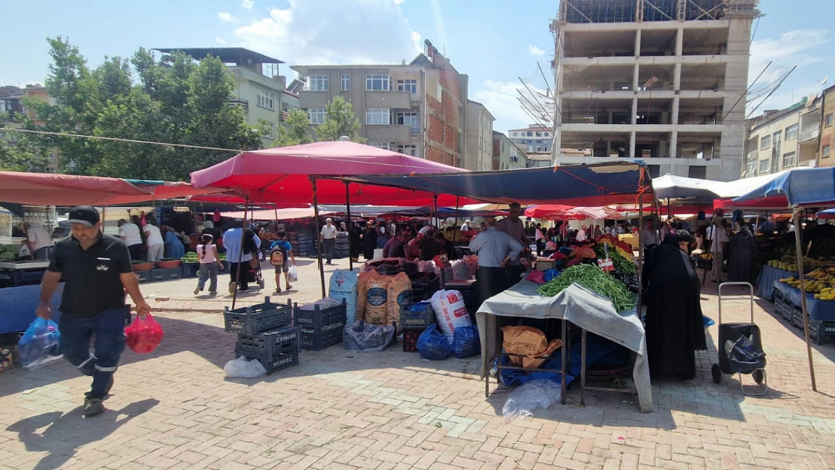 Elazığ pazar esnafından Dernek Başkanı Ahmet Karakaş'a övgü dolu sözler