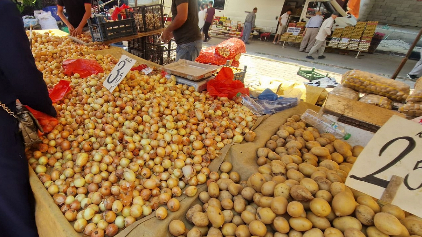 Elazığ Salı Pazarı'nda fiyatlar vatandaşı sevindirdi