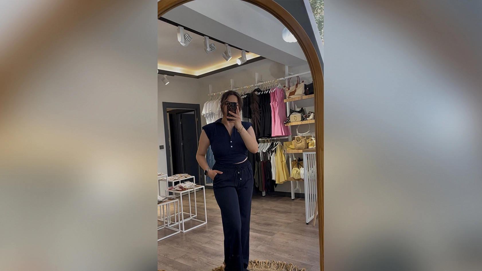 Elazığ'da bir butik büyük indirime gitti: Ürünler kapış kapış gidiyor, kapıda kuyruk bitmiyor