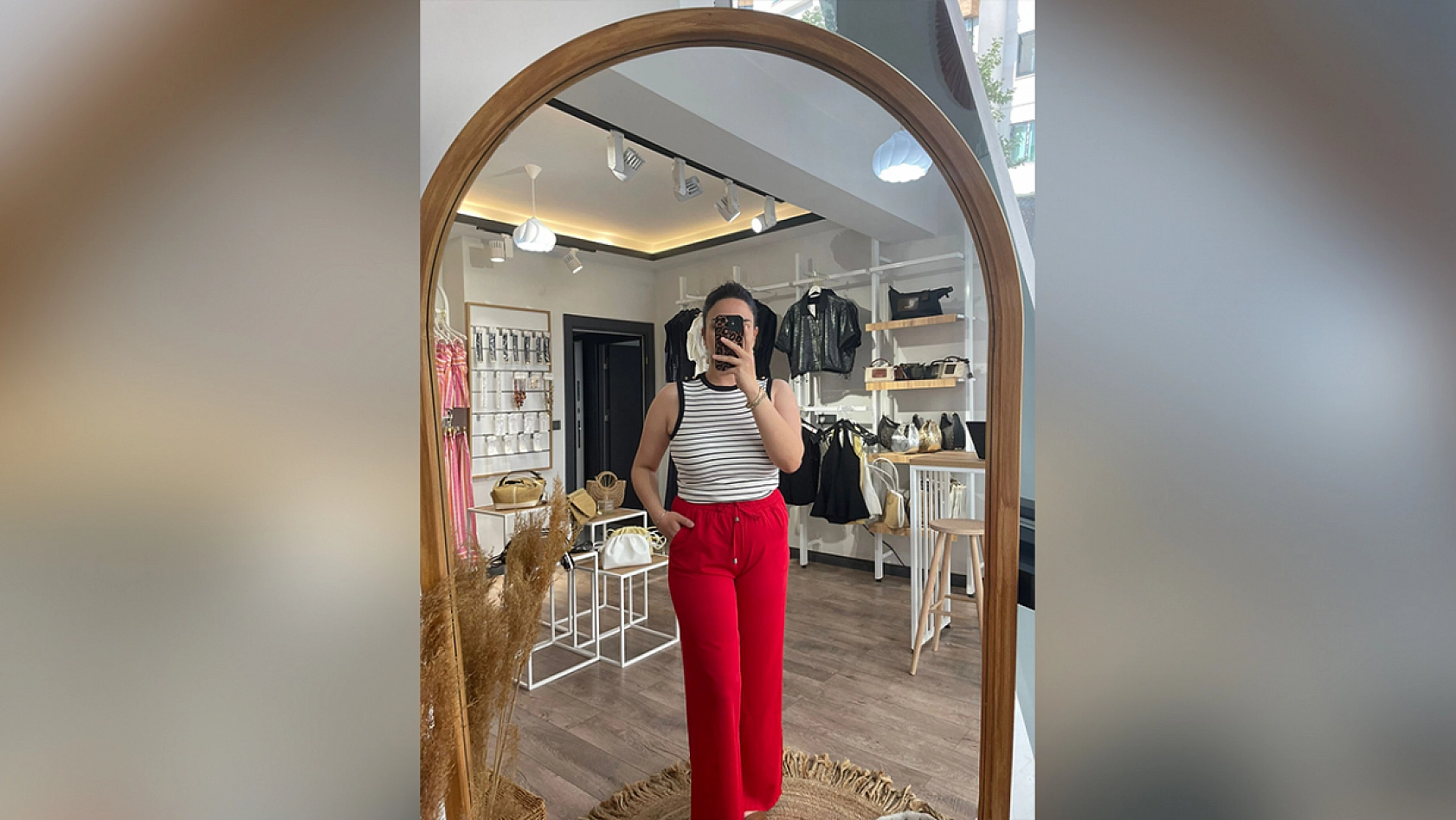 Elazığ'da bir butik büyük indirime gitti: Ürünler kapış kapış gidiyor, kapıda kuyruk bitmiyor