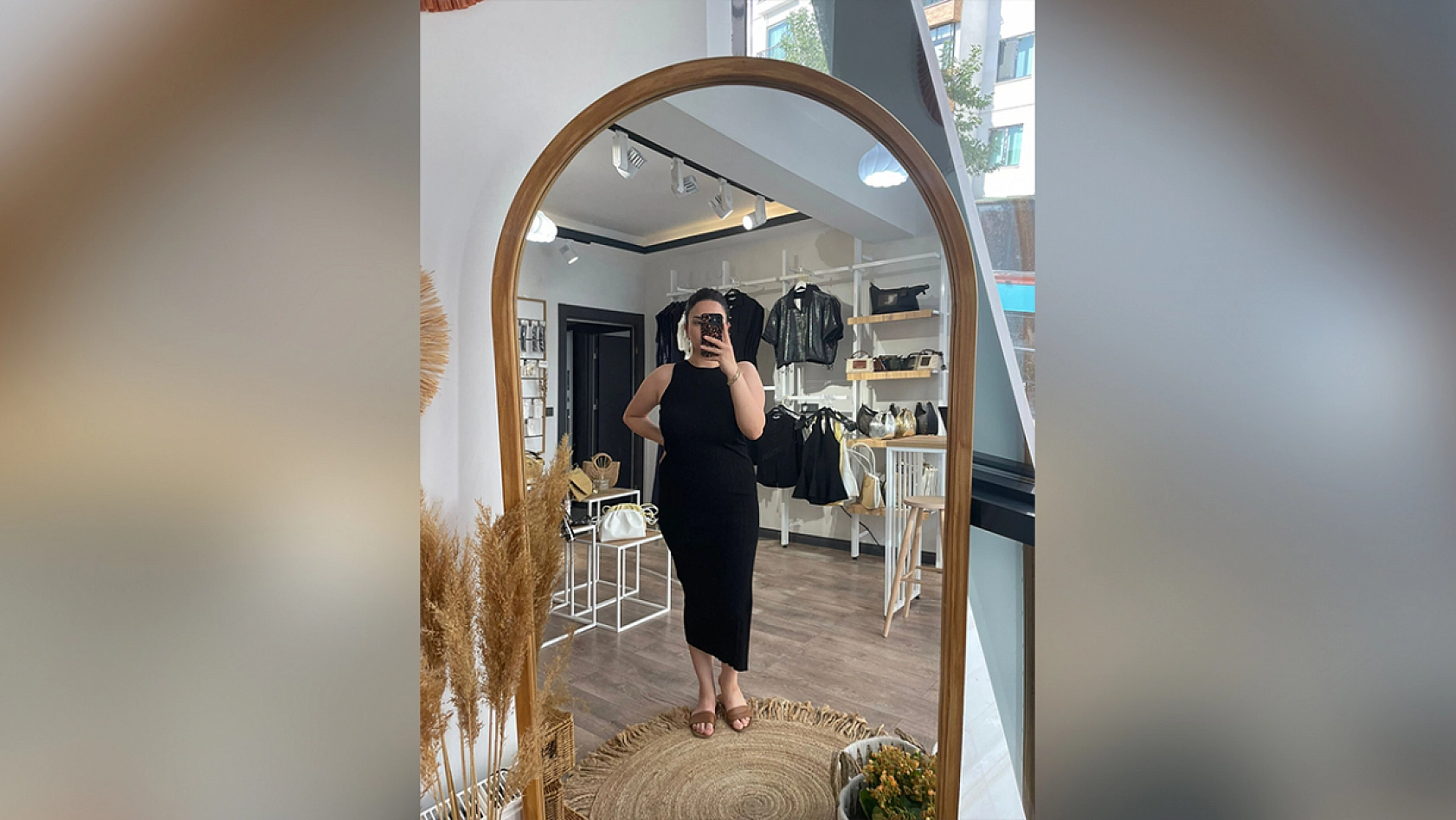 Elazığ'da bir butik büyük indirime gitti: Ürünler kapış kapış gidiyor, kapıda kuyruk bitmiyor