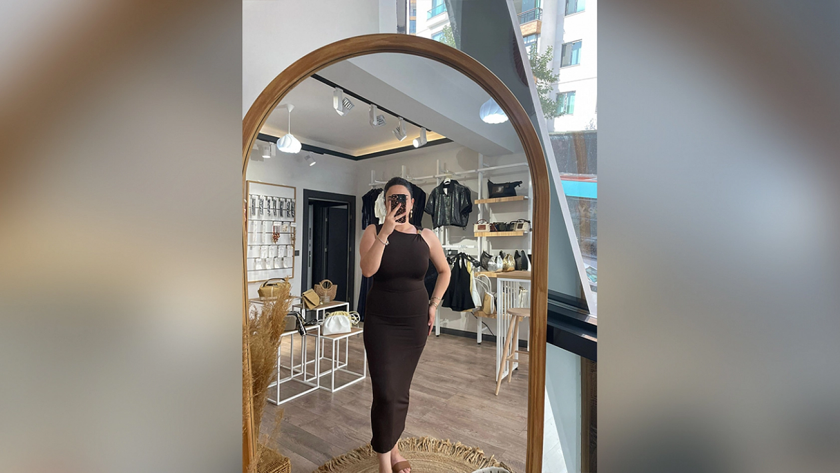 Elazığ'da bir butik büyük indirime gitti: Ürünler kapış kapış gidiyor, kapıda kuyruk bitmiyor