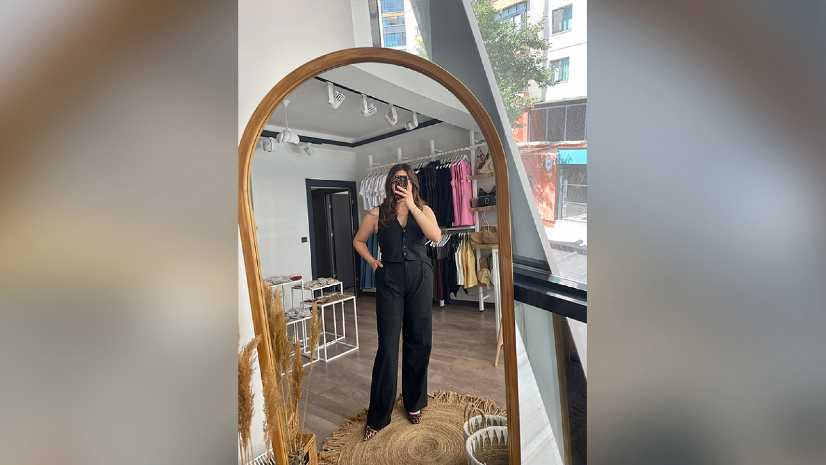 Elazığ'da bir butik büyük indirime gitti: Ürünler kapış kapış gidiyor, kapıda kuyruk bitmiyor