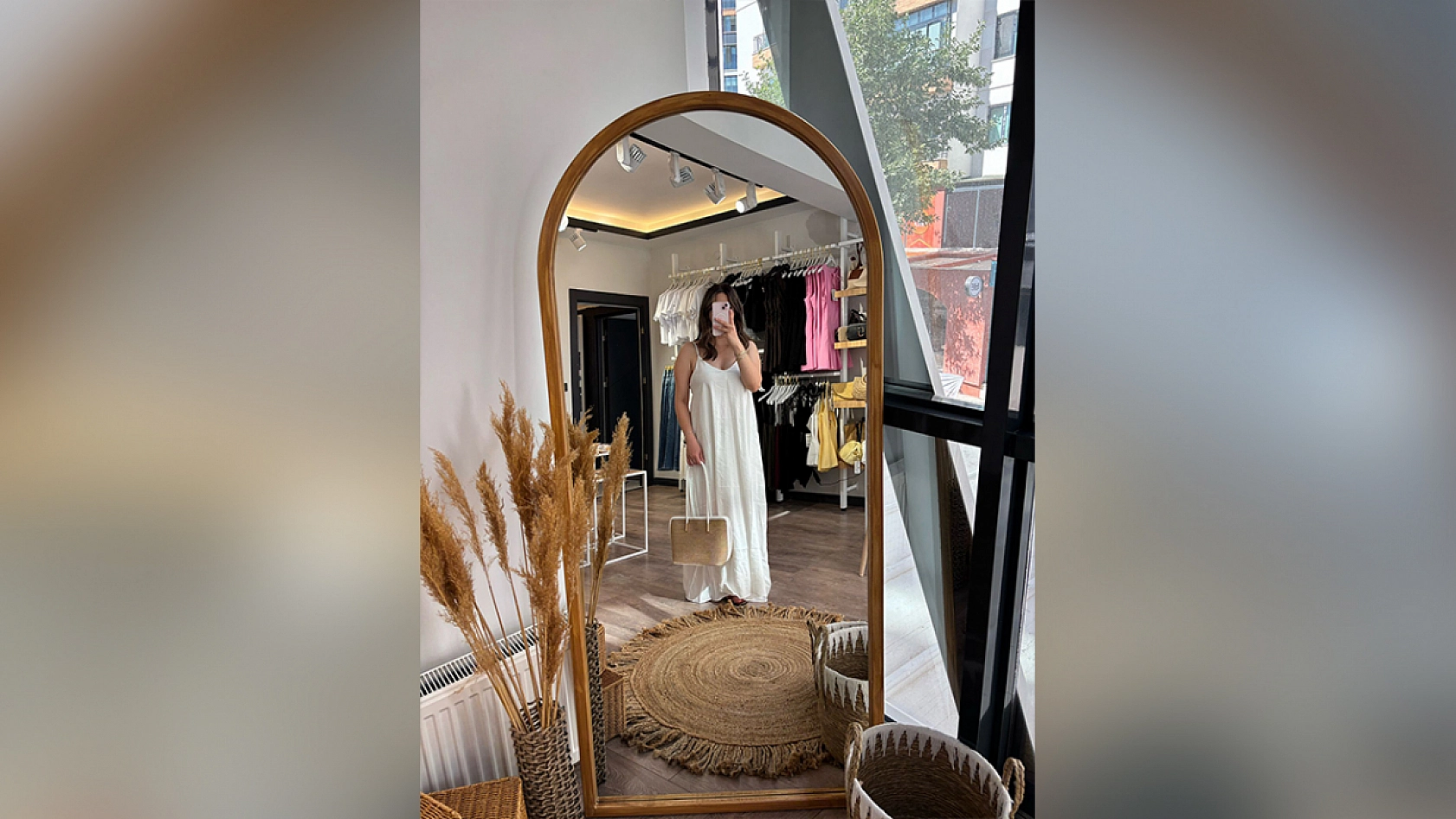 Elazığ'da bir butik büyük indirime gitti: Ürünler kapış kapış gidiyor, kapıda kuyruk bitmiyor