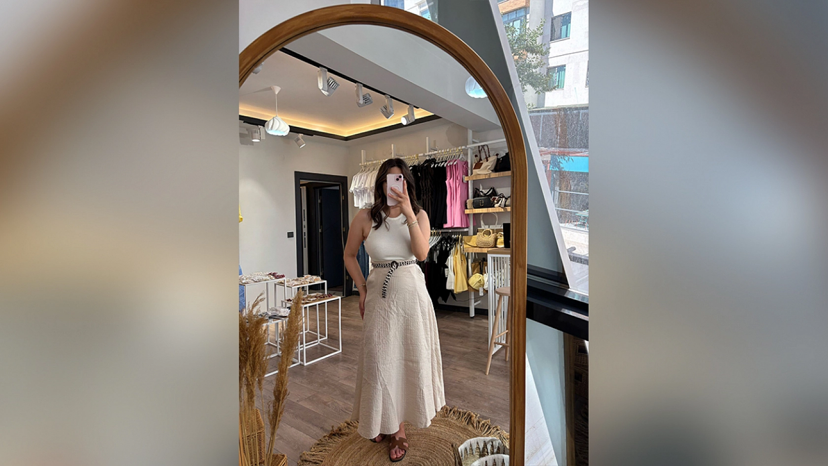 Elazığ'da bir butik büyük indirime gitti: Ürünler kapış kapış gidiyor, kapıda kuyruk bitmiyor