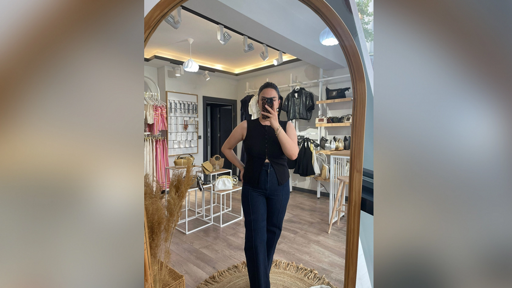 Elazığ'da bir butik büyük indirime gitti: Ürünler kapış kapış gidiyor, kapıda kuyruk bitmiyor