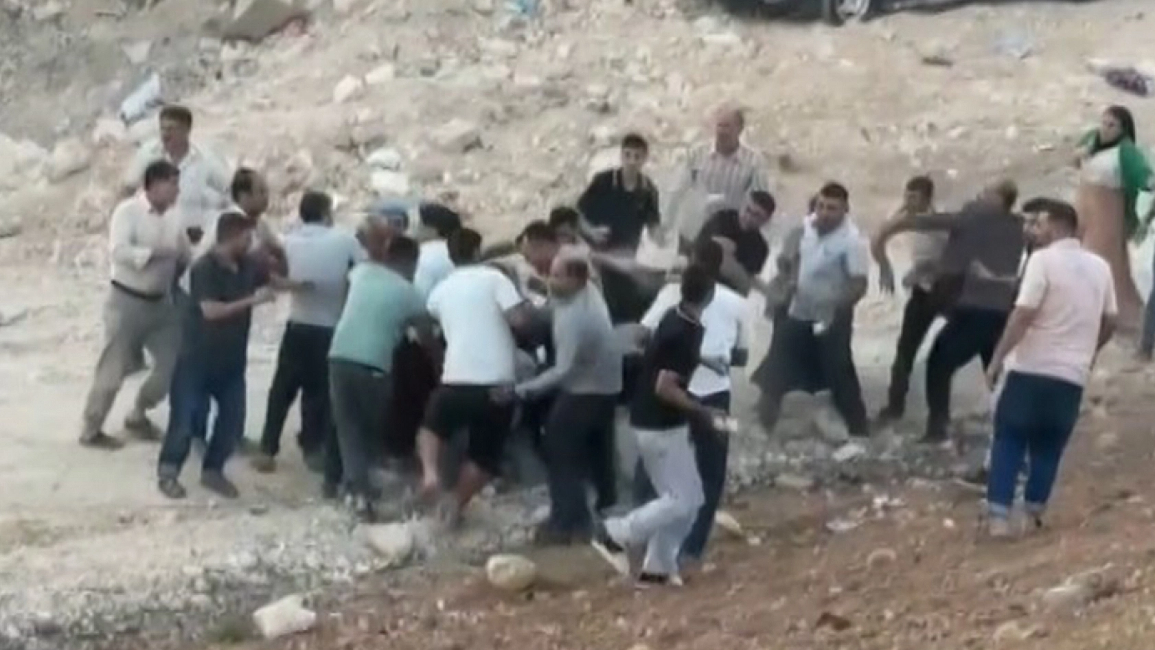 İki grup arasında taşlı sopalı meydan kavgası