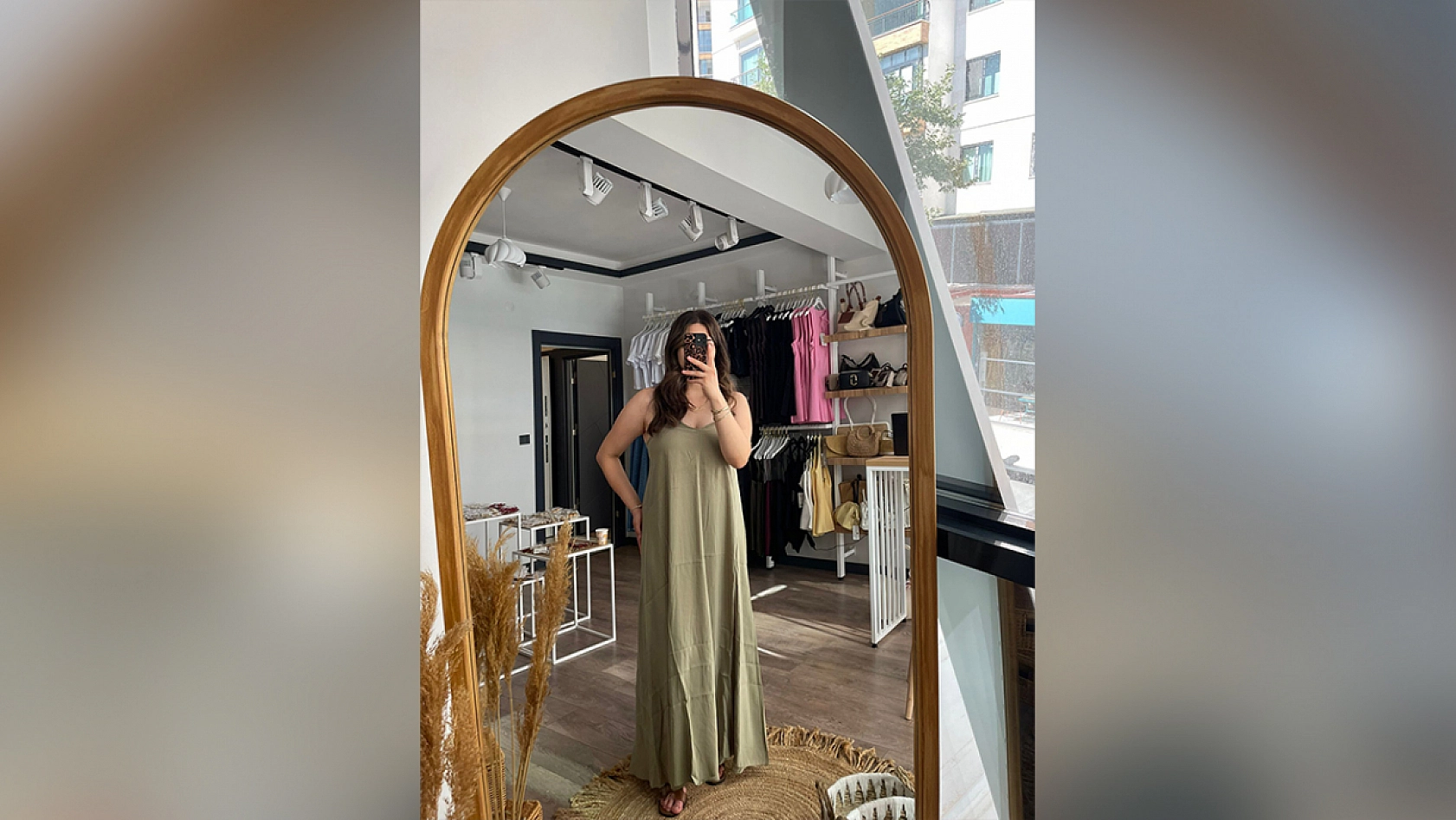 Elazığ'da bir butik büyük indirime gitti: Ürünler kapış kapış gidiyor, kapıda kuyruk bitmiyor